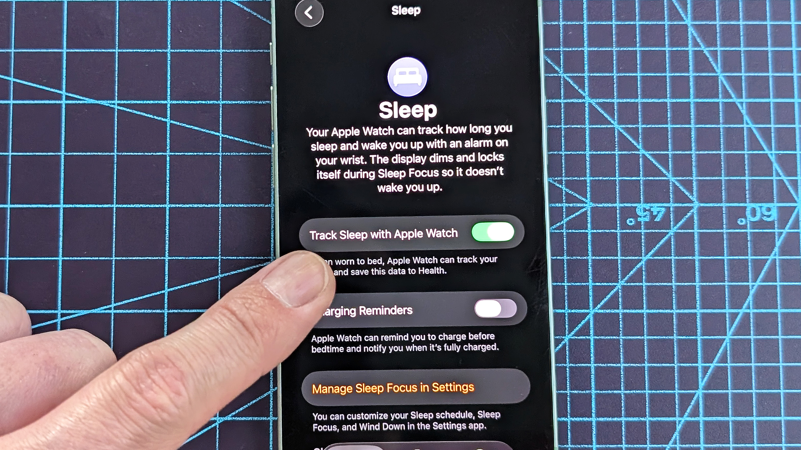 מקרוב של משתמש הגדרת תכונת ציון השינה של Apple Watch