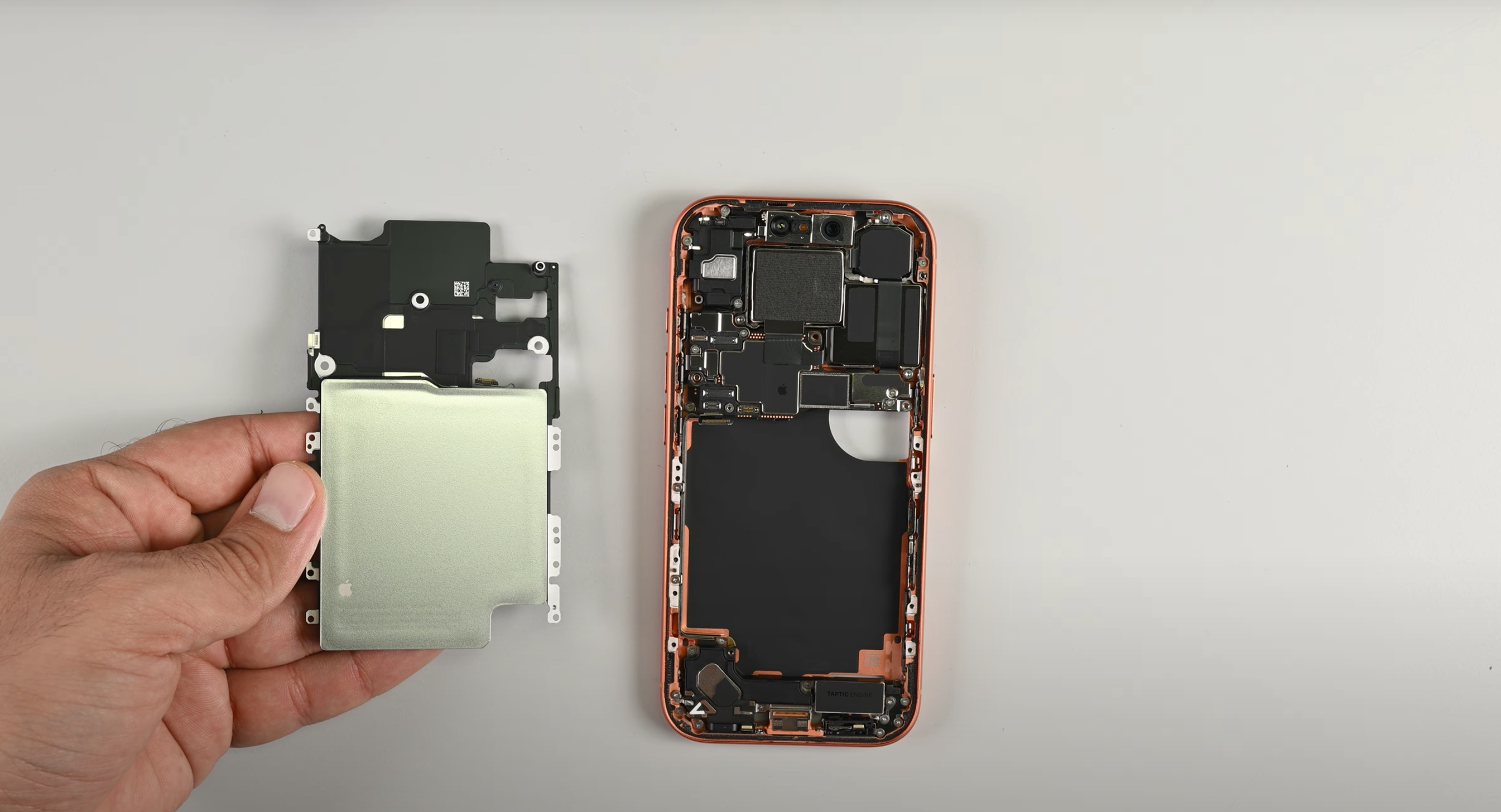 תמונות Ifixit ו- Scratchgate של iPhone 17 Pro