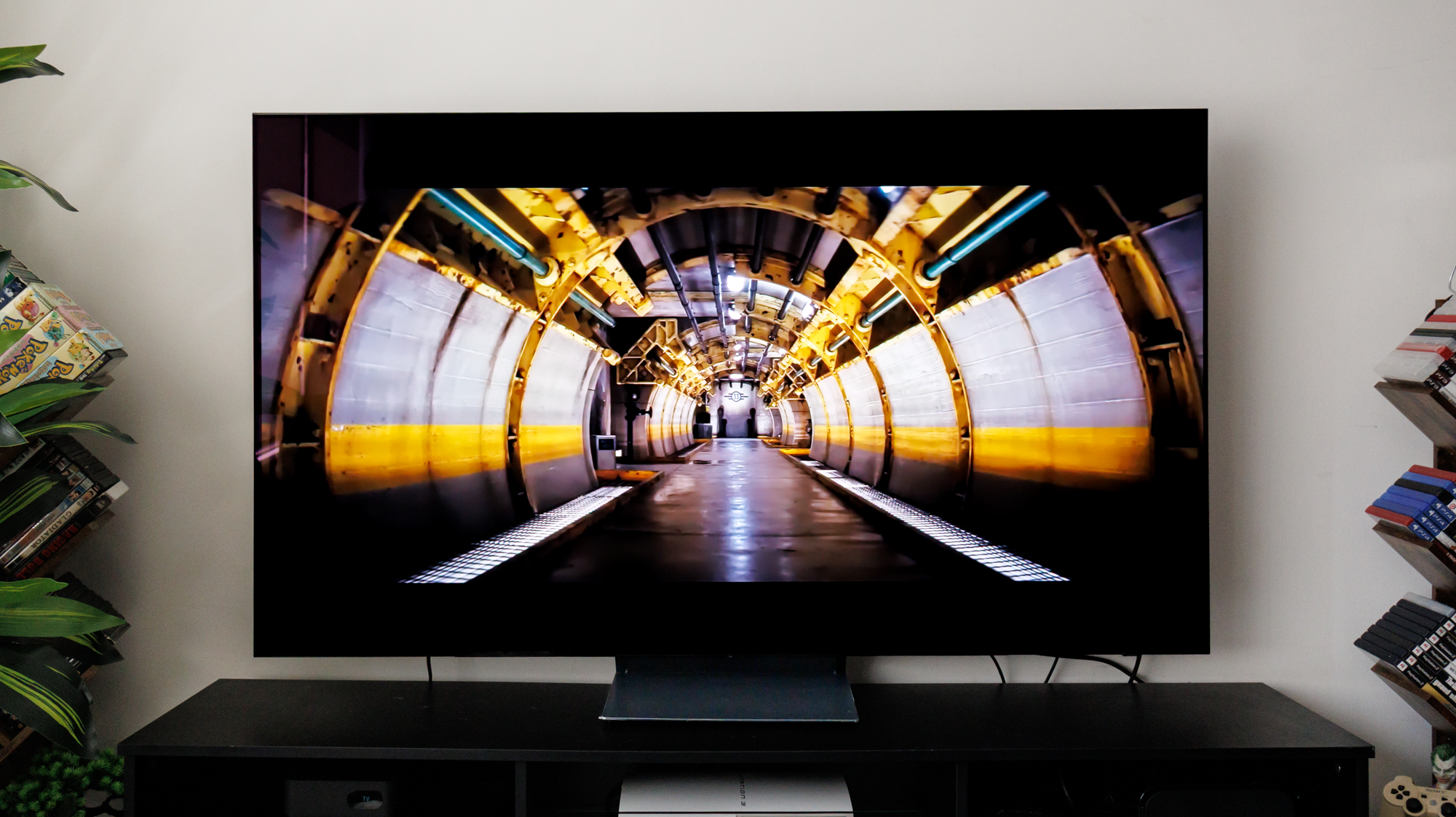 טלוויזיית סמסונג S90F OLED על ארון