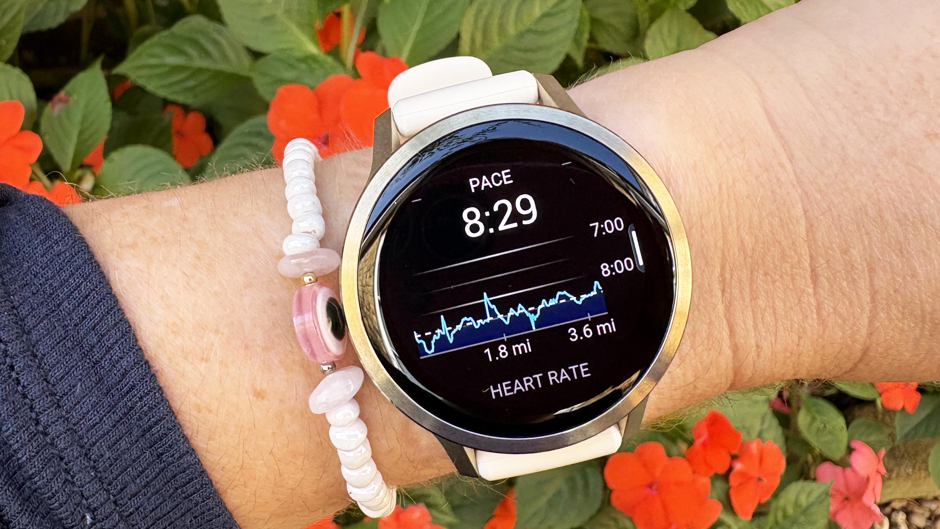 ה- Garmin Venu 4 בזהב ירח על פרק כף היד