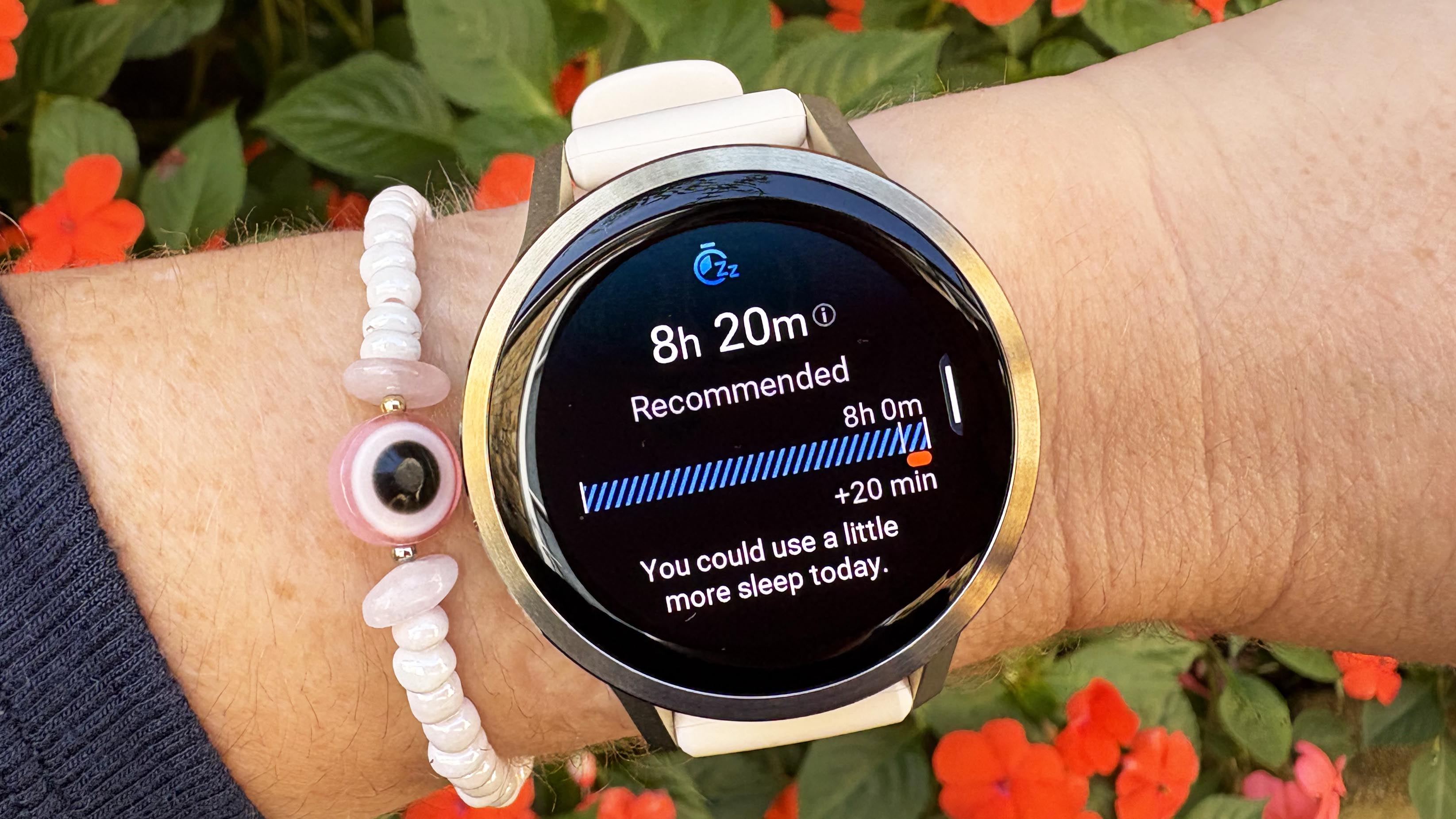 ה- Garmin Venu 4 בזהב ירח על פרק כף היד