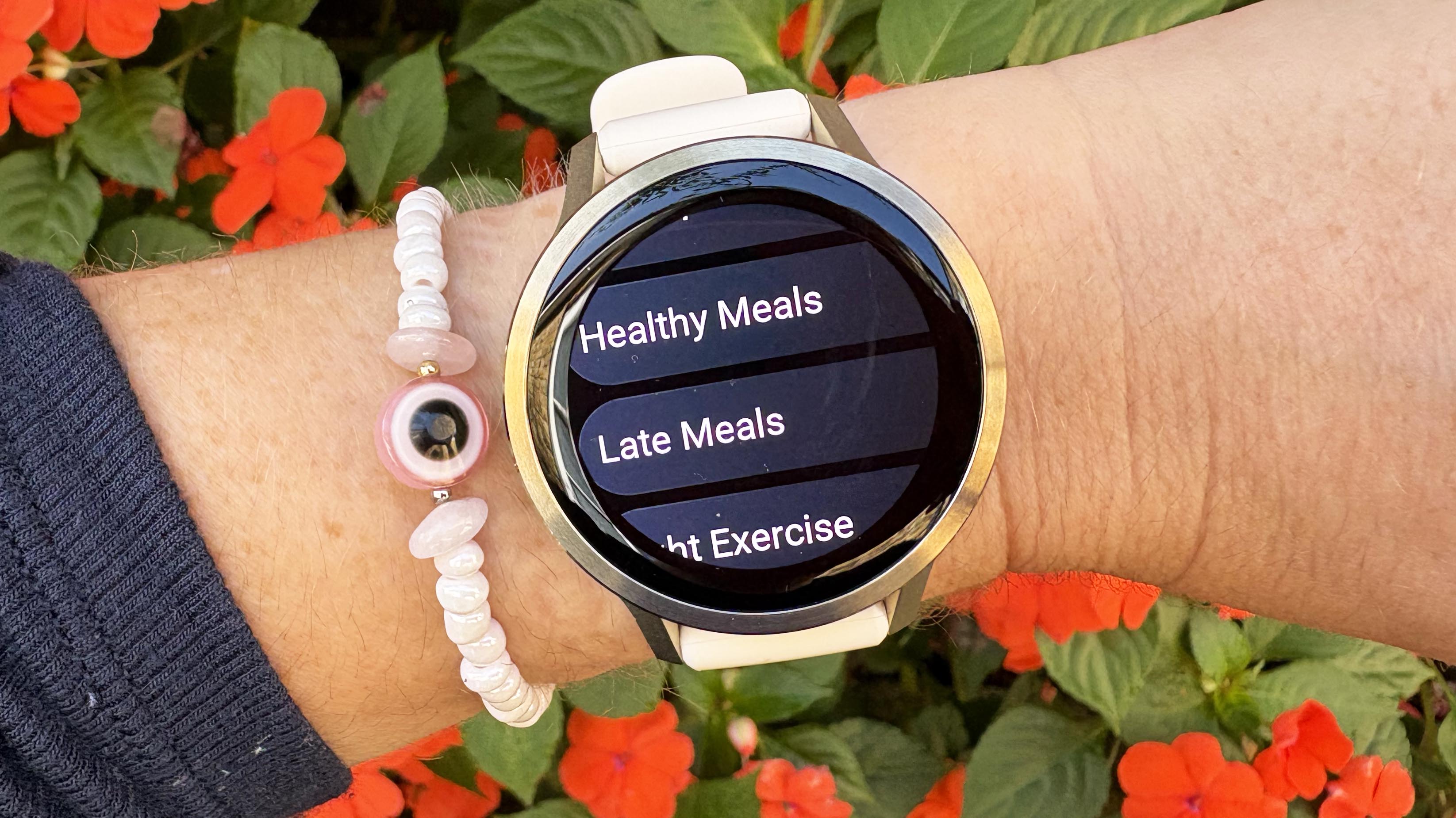 ה- Garmin Venu 4 בזהב ירח על פרק כף היד