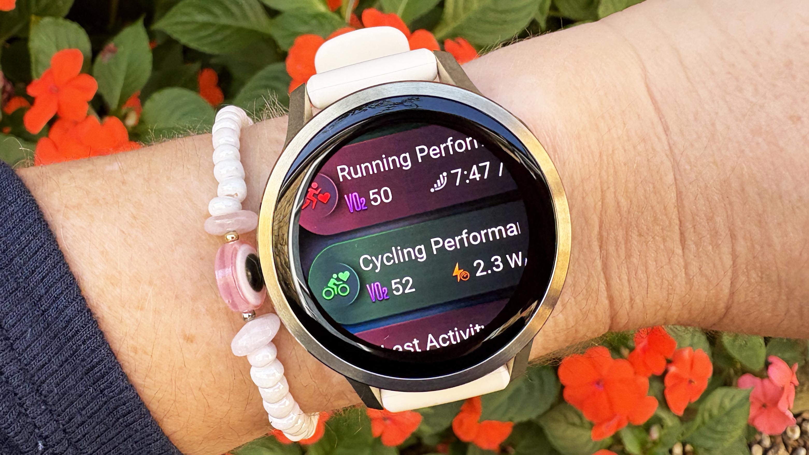 ה- Garmin Venu 4 בזהב ירח על פרק כף היד
