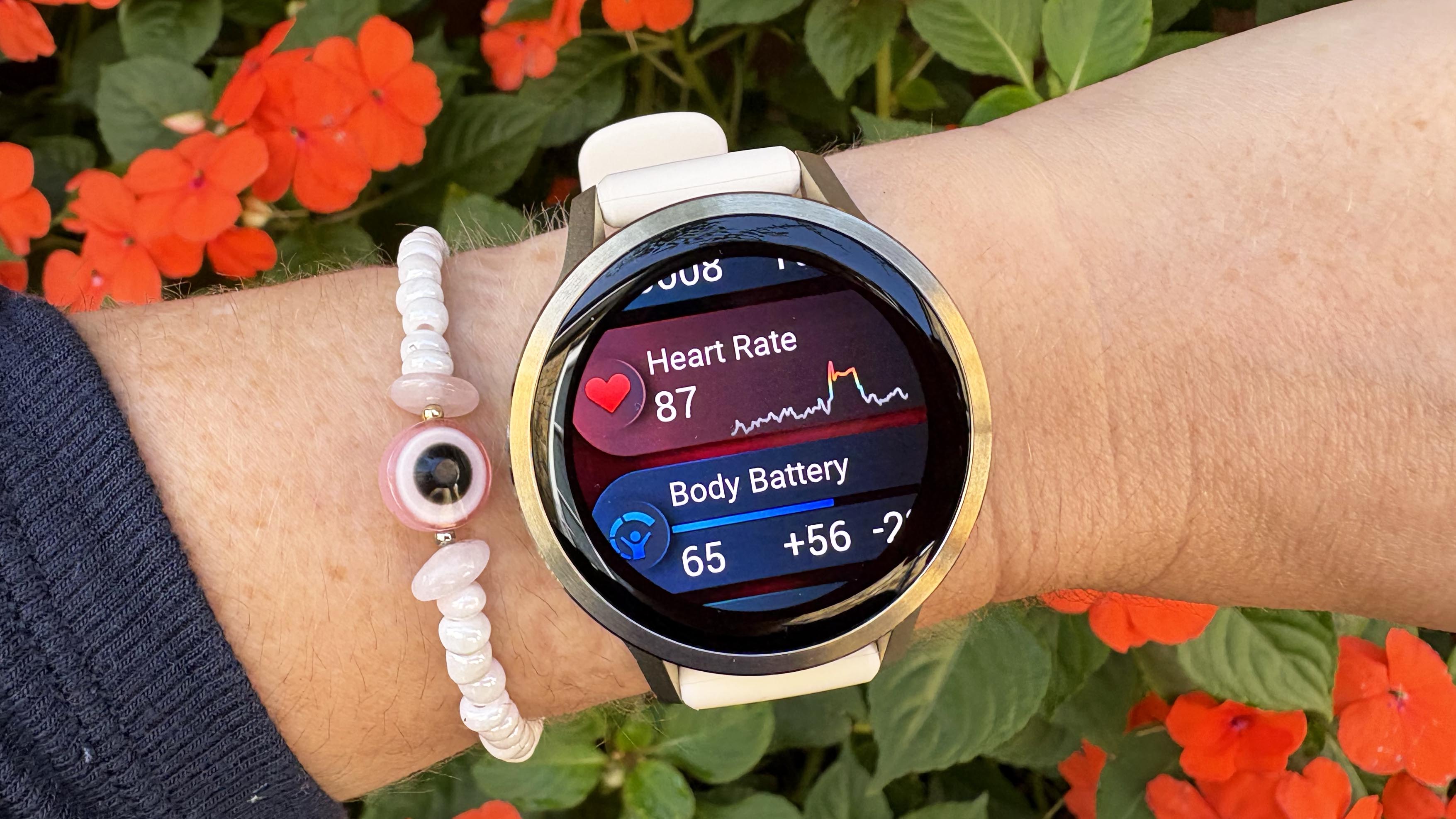 ה- Garmin Venu 4 בזהב ירח על פרק כף היד