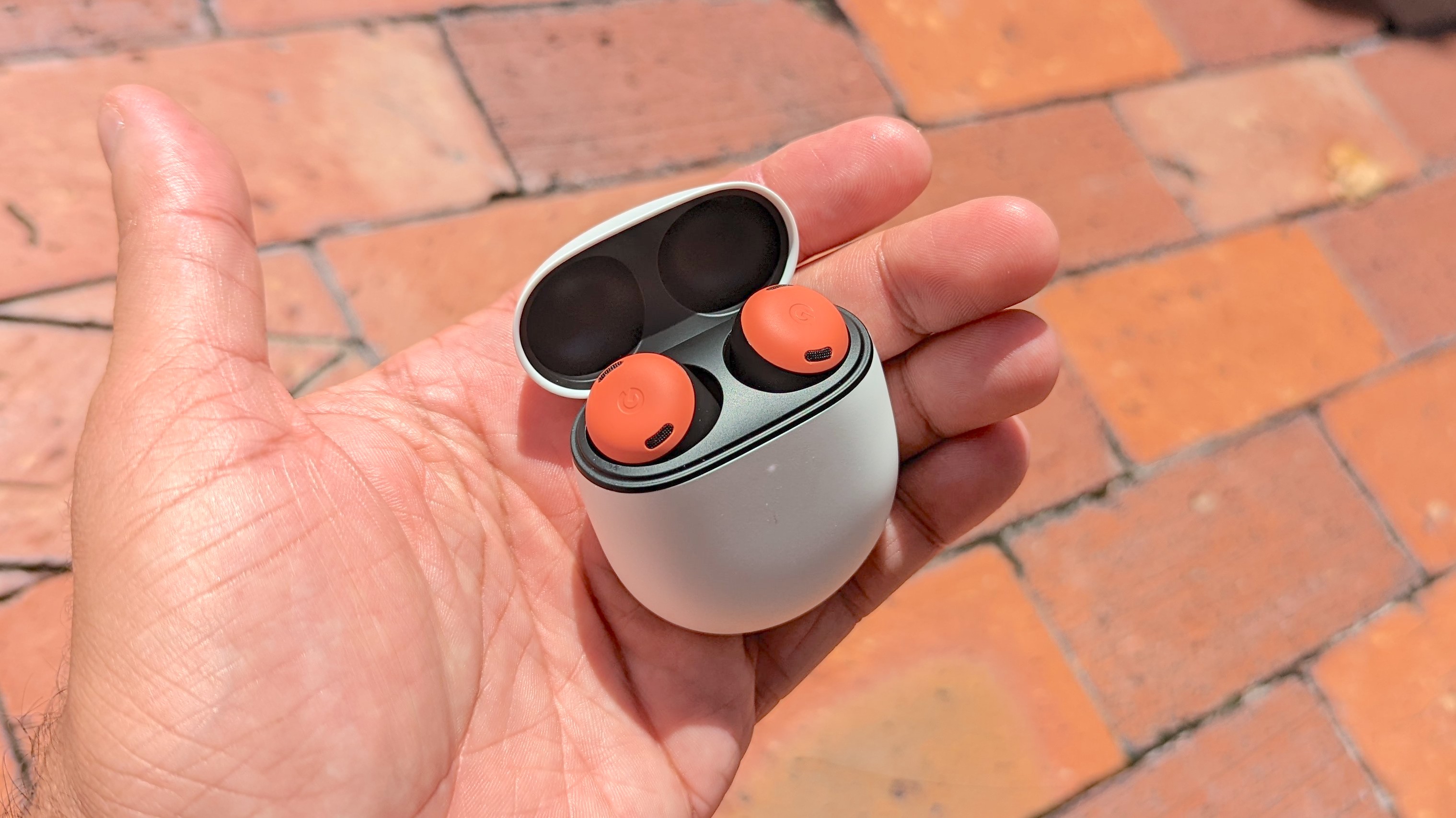 Google Pixel Buds Pro 2 מוחזק ביד