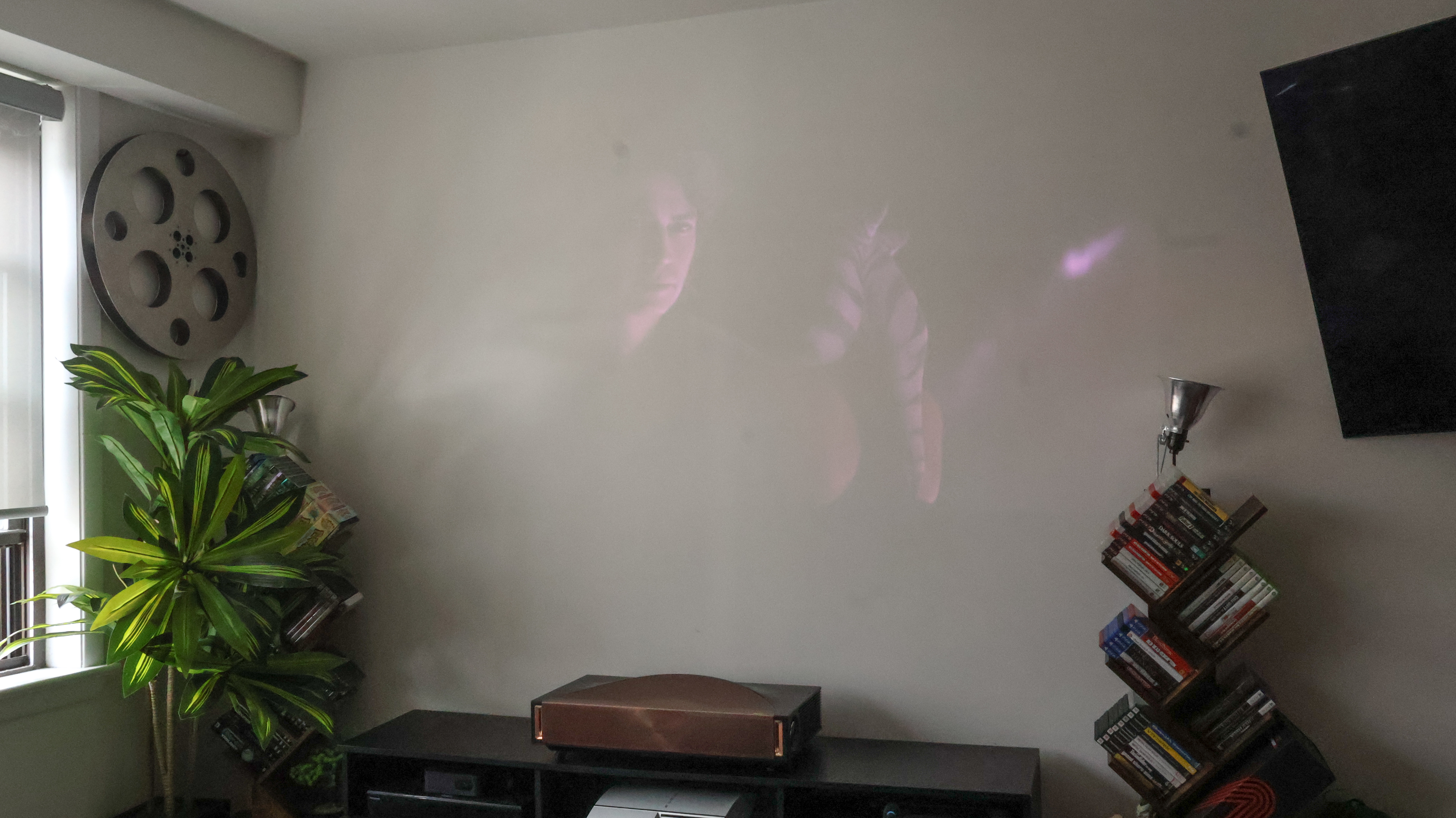 מקרן ה- Hisense L9Q UST בסלון