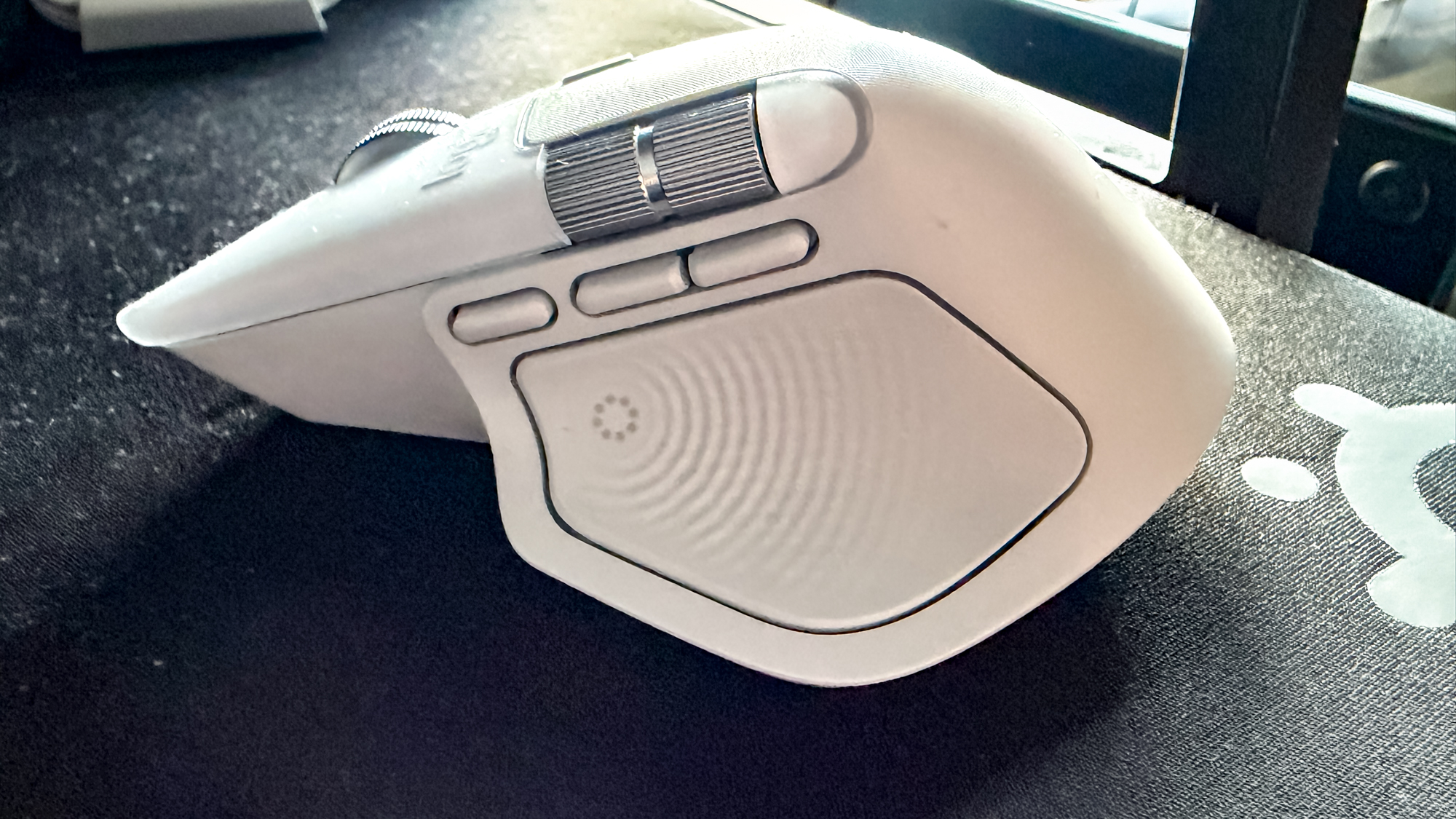 Logitech MX Master 4 עכבר על כרית עכבר ליד המקלדת