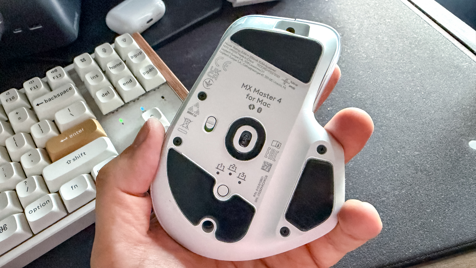 Logitech MX Master 4 עכבר על כרית עכבר ליד המקלדת