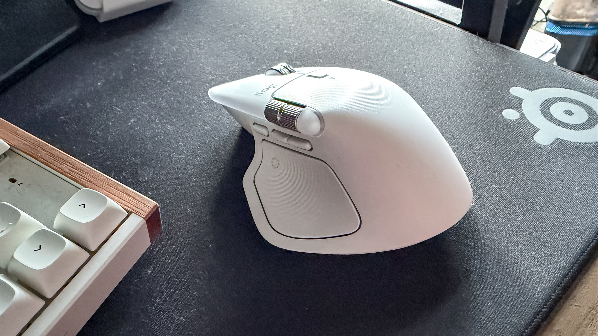 Logitech MX Master 4 עכבר על כרית עכבר ליד המקלדת