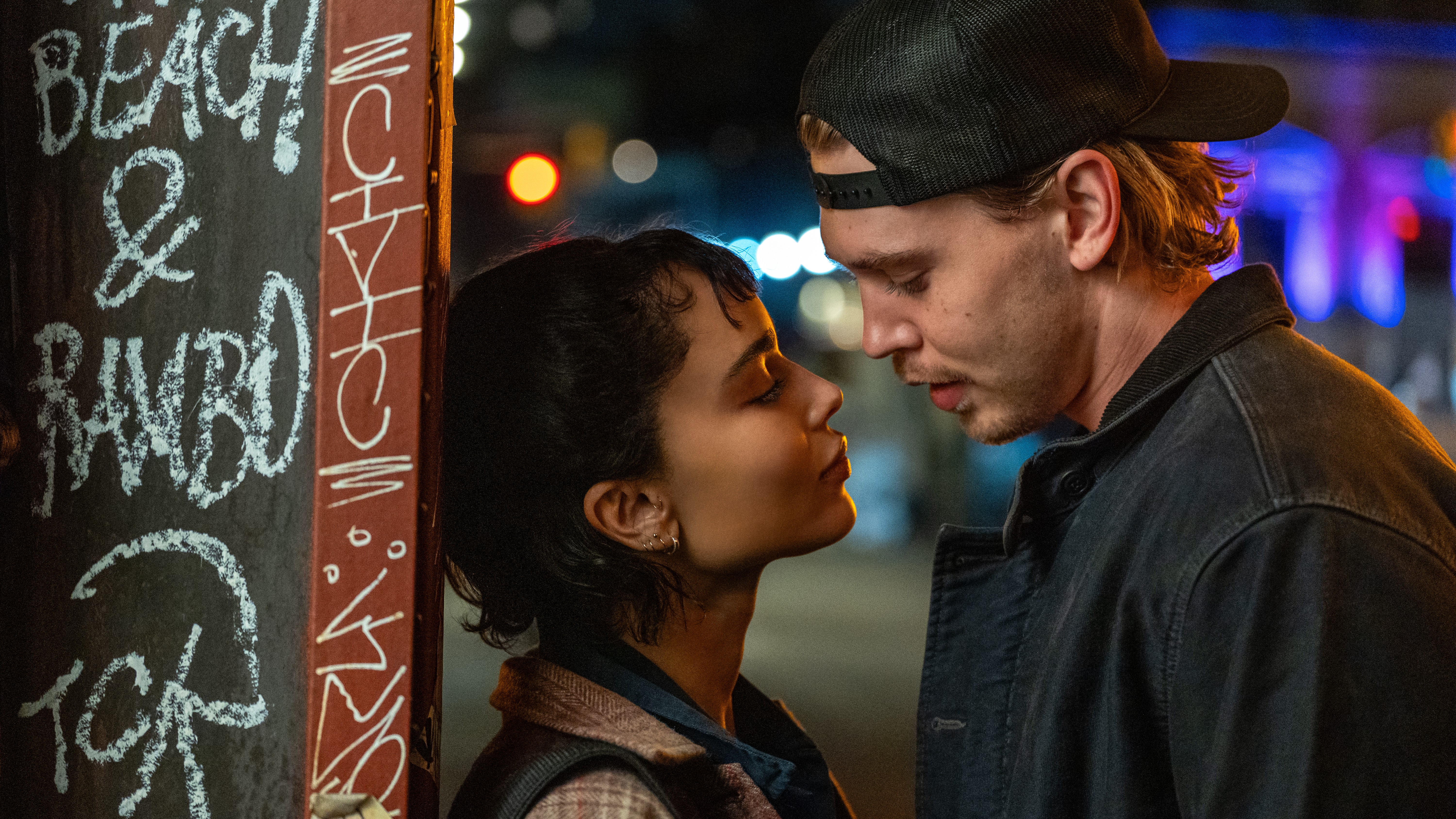 LR: איבון (Zo&euml; קרביץ) והאנק (אוסטין באטלר) עומדים להתנשק בלילה ברחוב בסצנה מתוך "נתפס בגניבה"