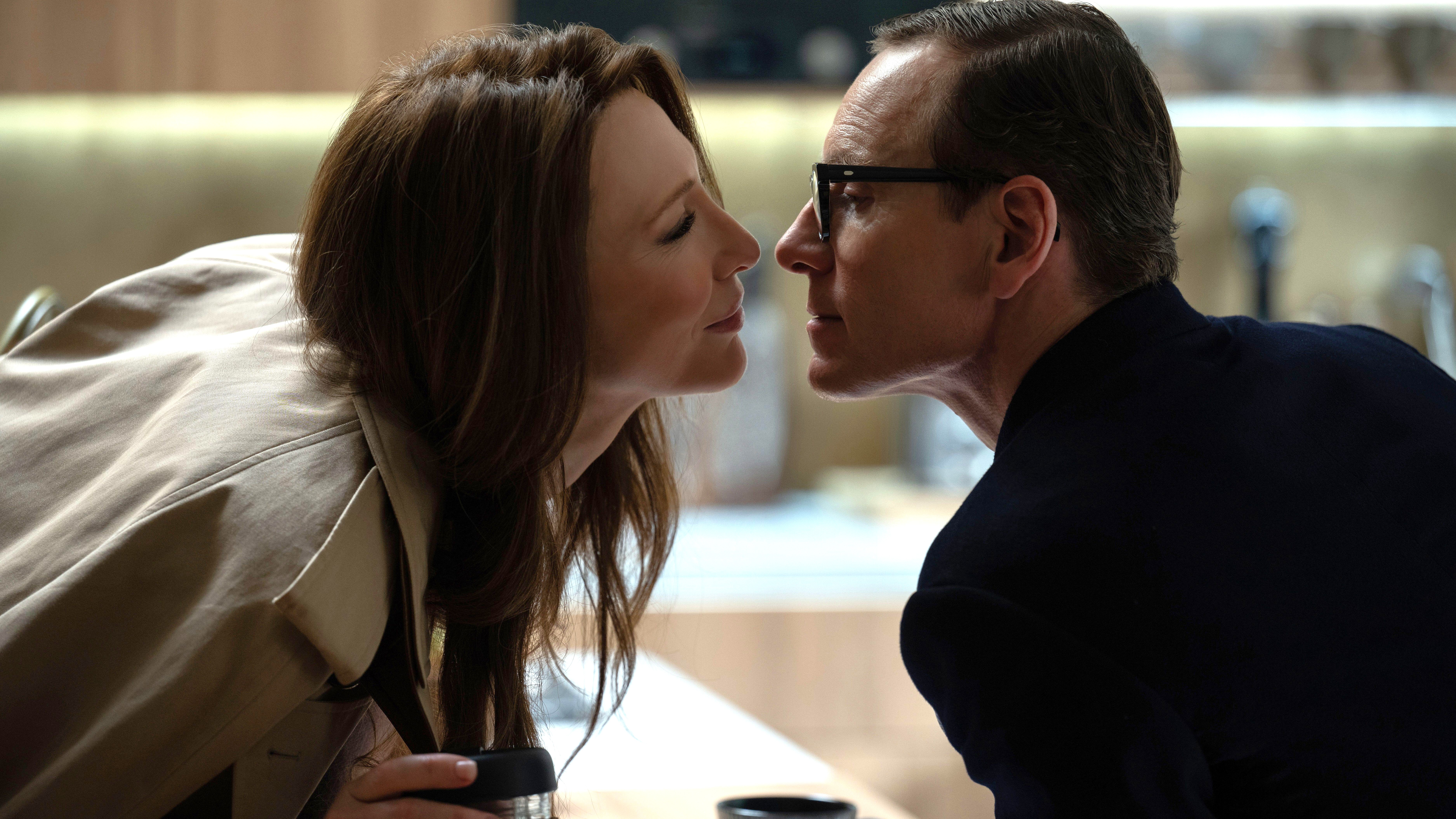 קייט בלאנשט ומייקל פסבנדר ב "תיק שחור" (2025).