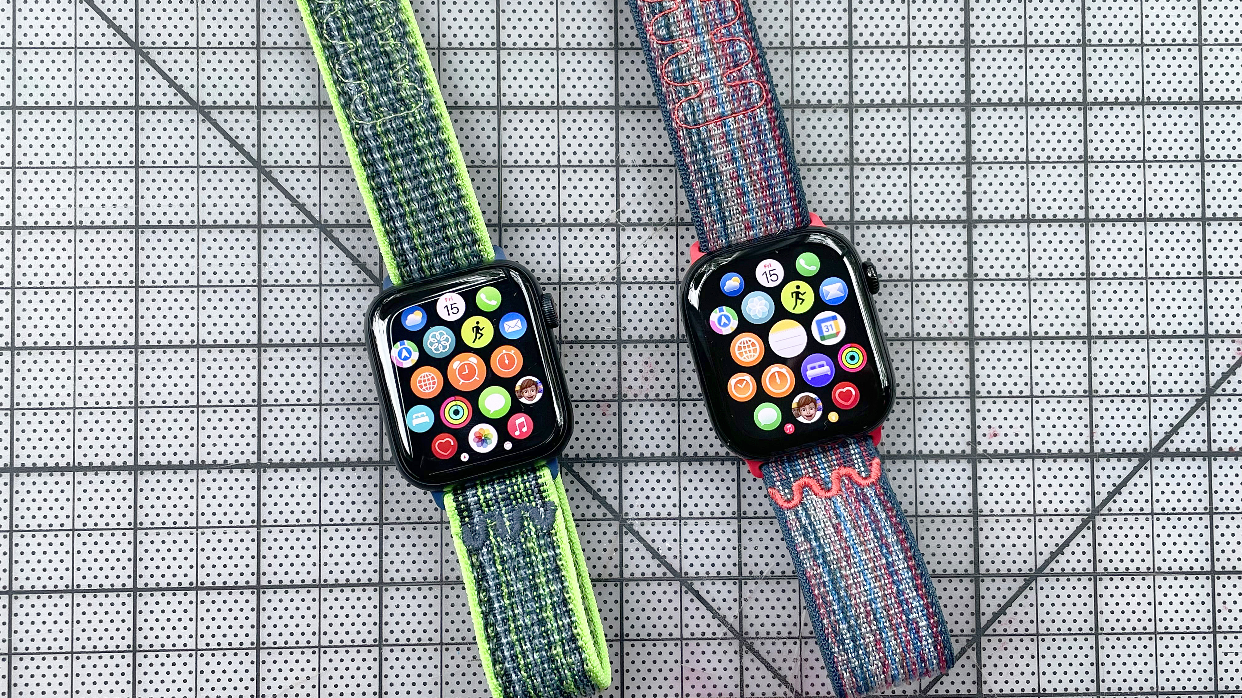 מקרוב של Apple Watch SE 2022 ו- Apple Watch Series 10; לראשון יש צמוד לולאת לולאה של נייקי ספורט, ובאחרון יש רצועת לולאת ספורט נייקי בפועל