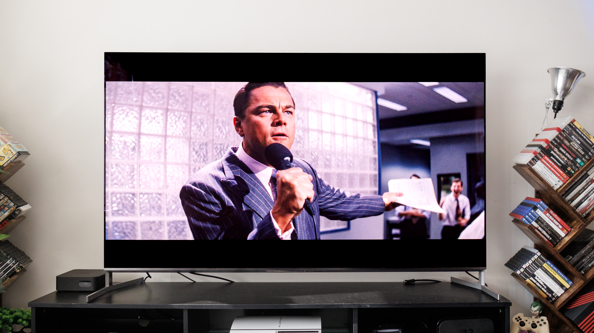 Sony Bravia 8 II על מעמד טלוויזיה