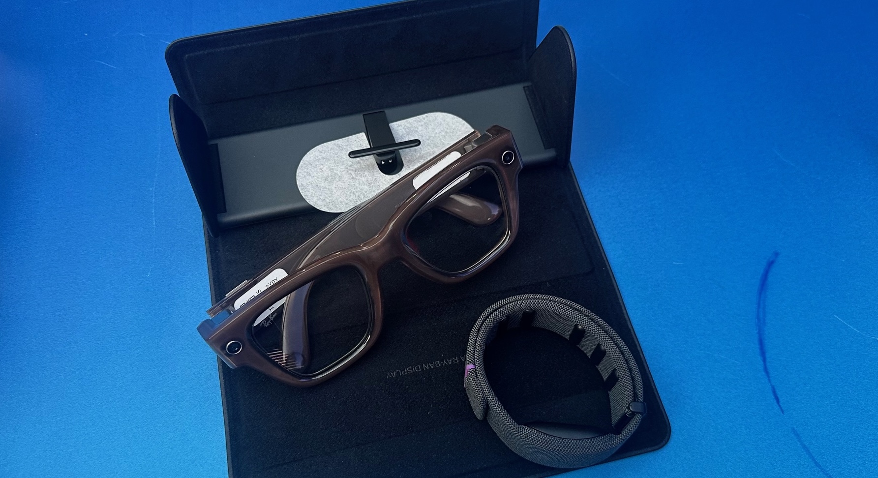 תצוגת Meta Ray Ban עם מקרה והלהקה