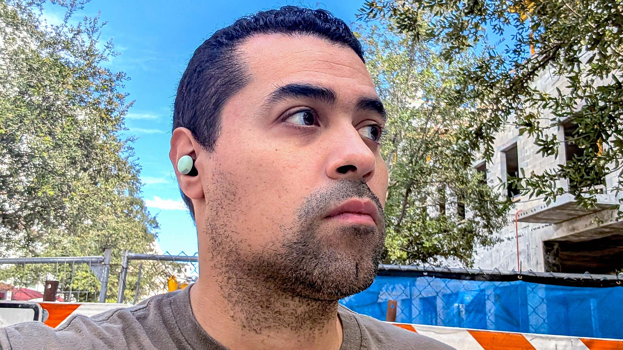 Google Pixel Buds 2 Pro באוזן