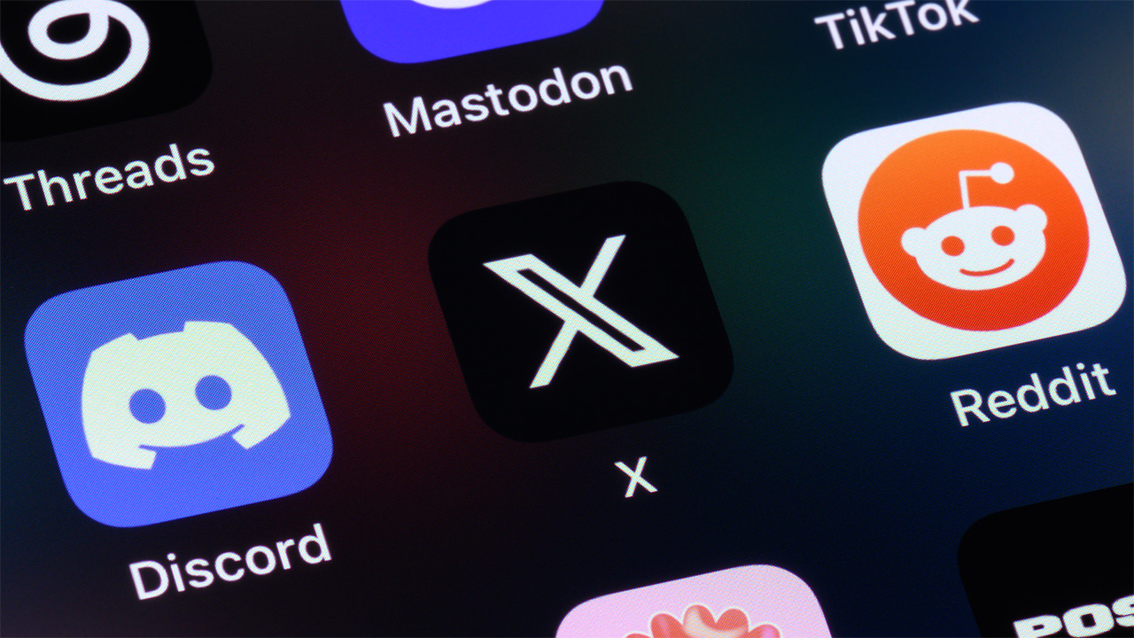 מסך הטלפון המציג סמלי אפליקציות Discord, X ו-Reddit