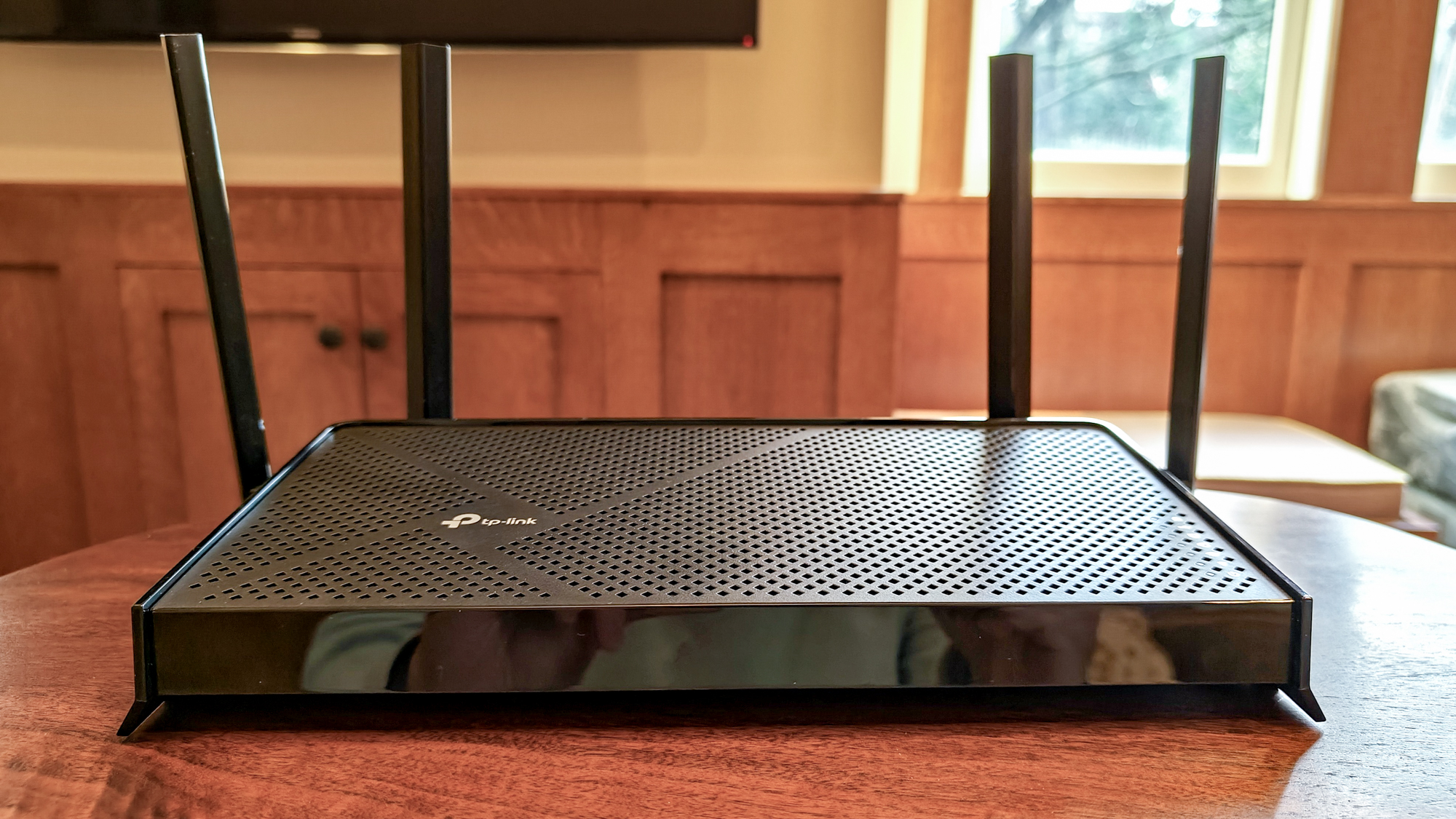 TP-Link Archer BE3600 על שולחן