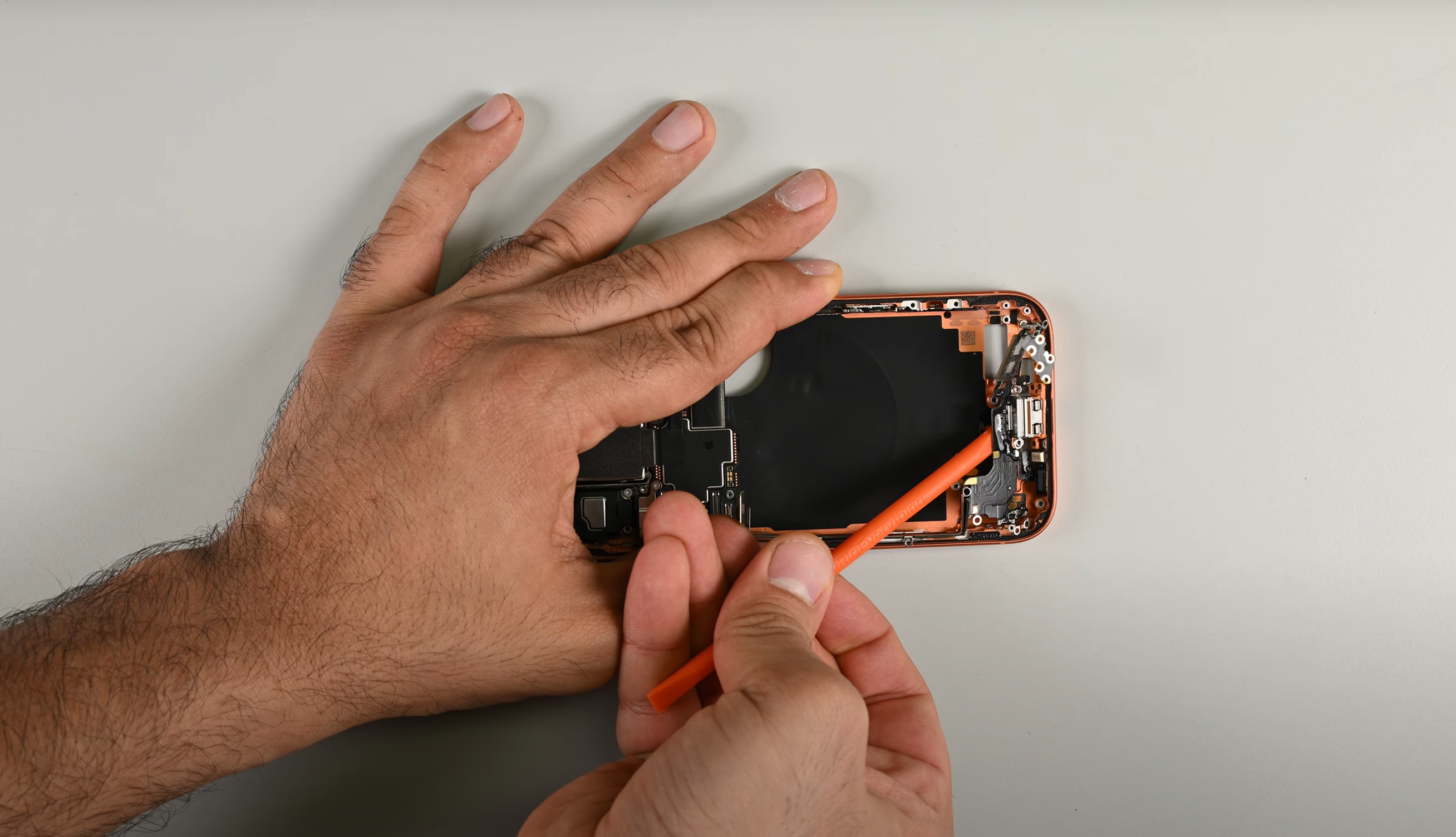 תמונות Ifixit ו- Scratchgate של iPhone 17 Pro