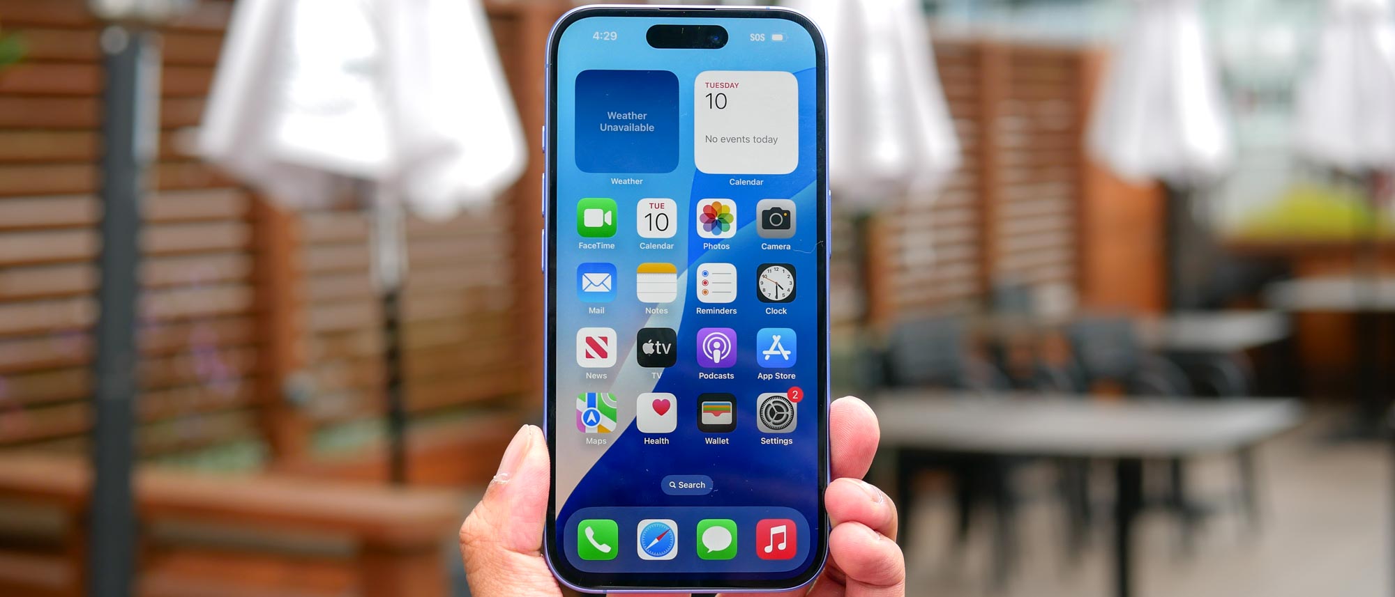 Apple iPhone 16 מוחזק ביד.