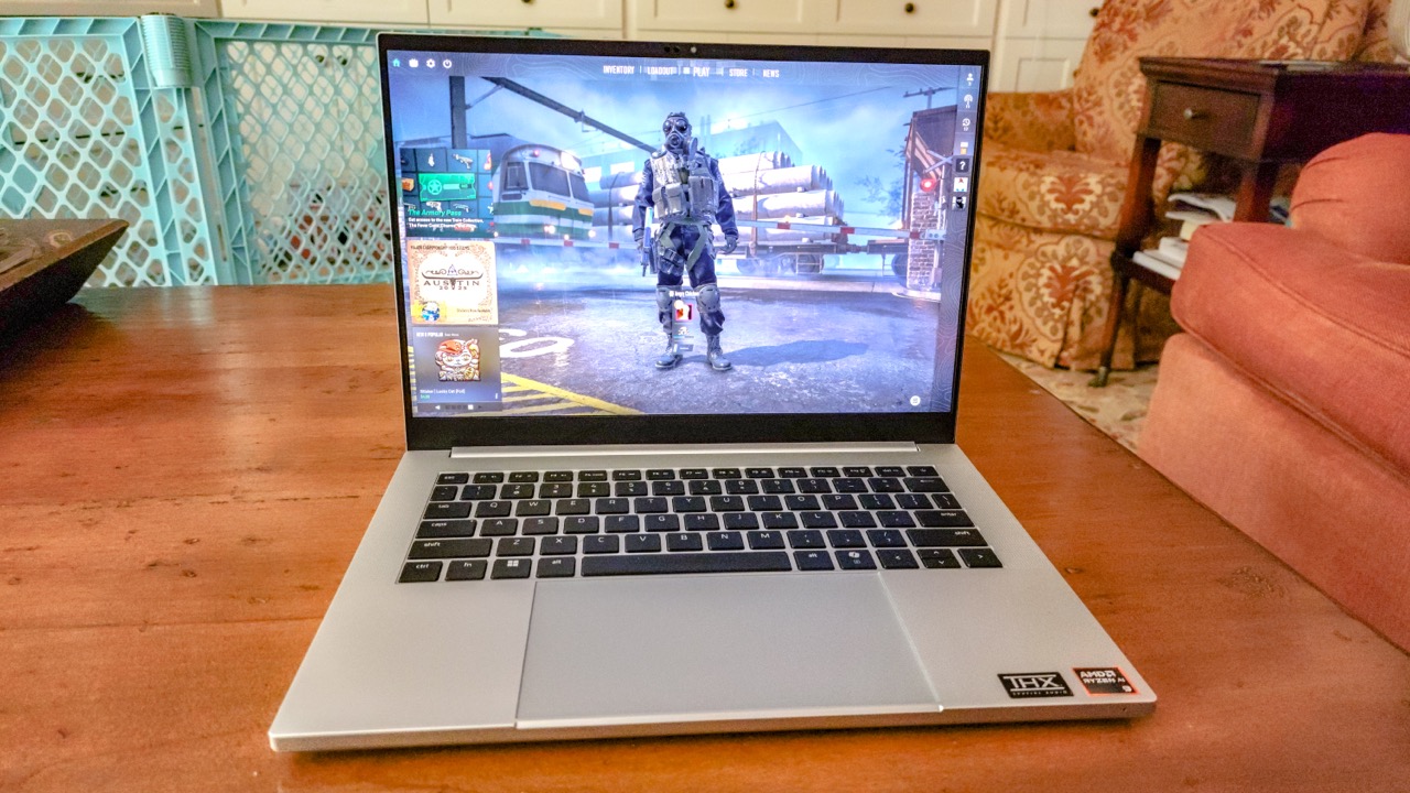 להב Razer 14 (2025) עם CS: GO 2