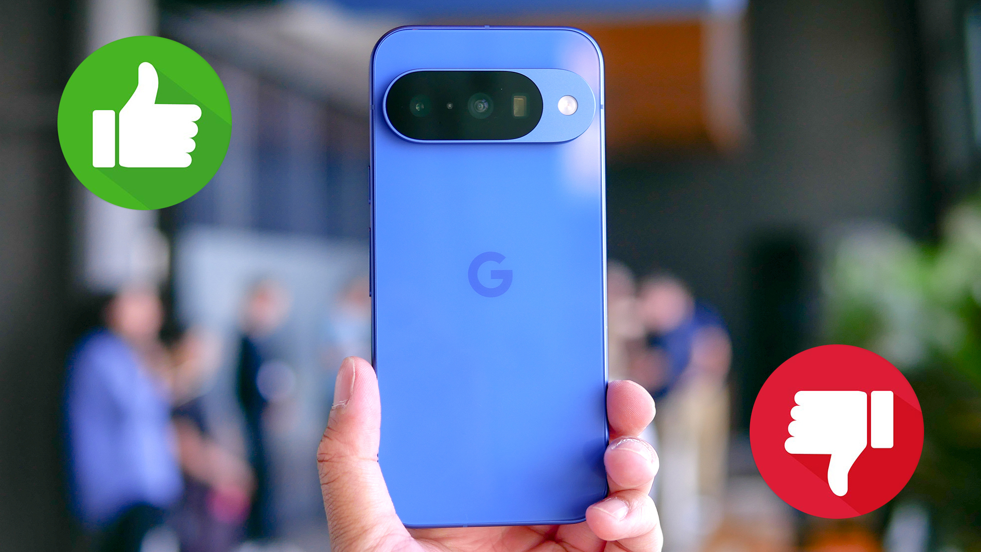 Google Pixel 10 מוחזק ביד עם אגודלים כלפי מעלה ואגודלים למטה