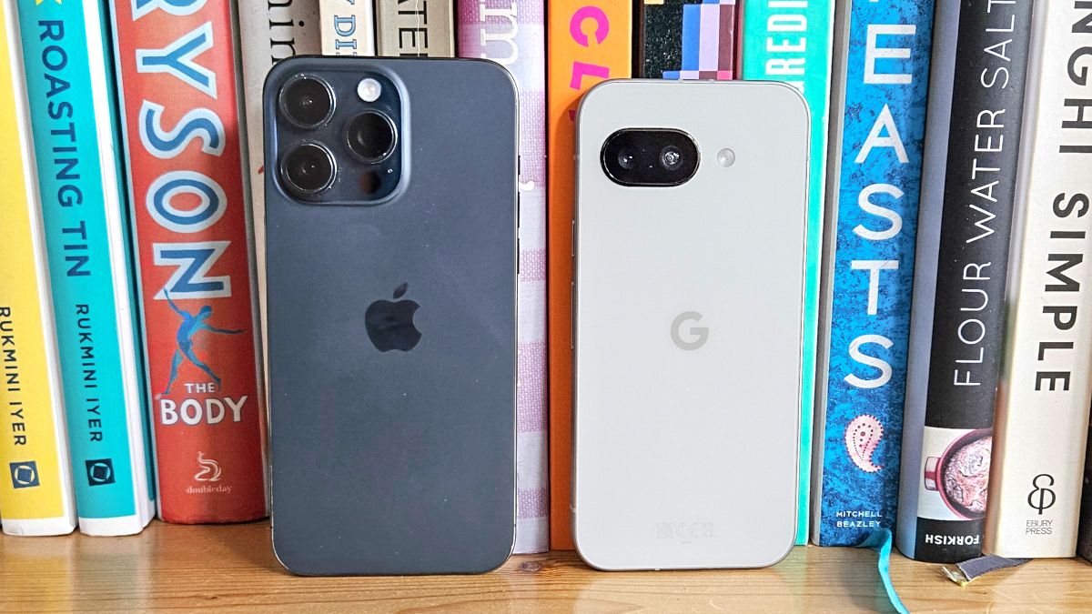 iPhone 15 Pro Max ו- Google Pixel 9a
