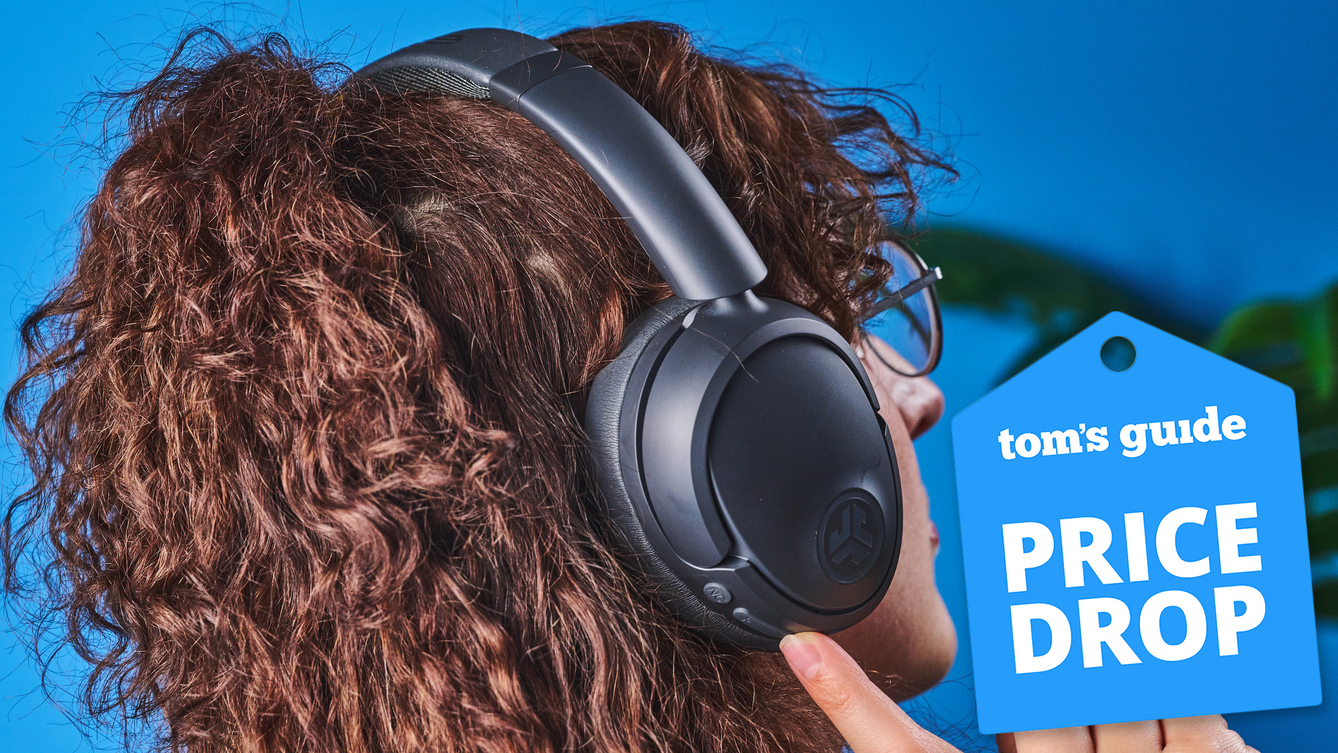 ה- JLAB JBUDS LUX ANC אוזניות שלובש המחבר עם תג ירידת מחיר מדריך TOM