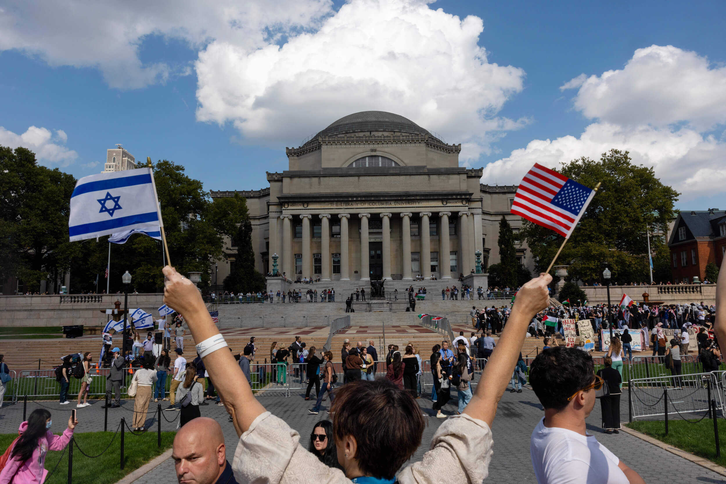 הבית הלבן מכריז על מלחמה בקמפוס דיי - למעט יהודים