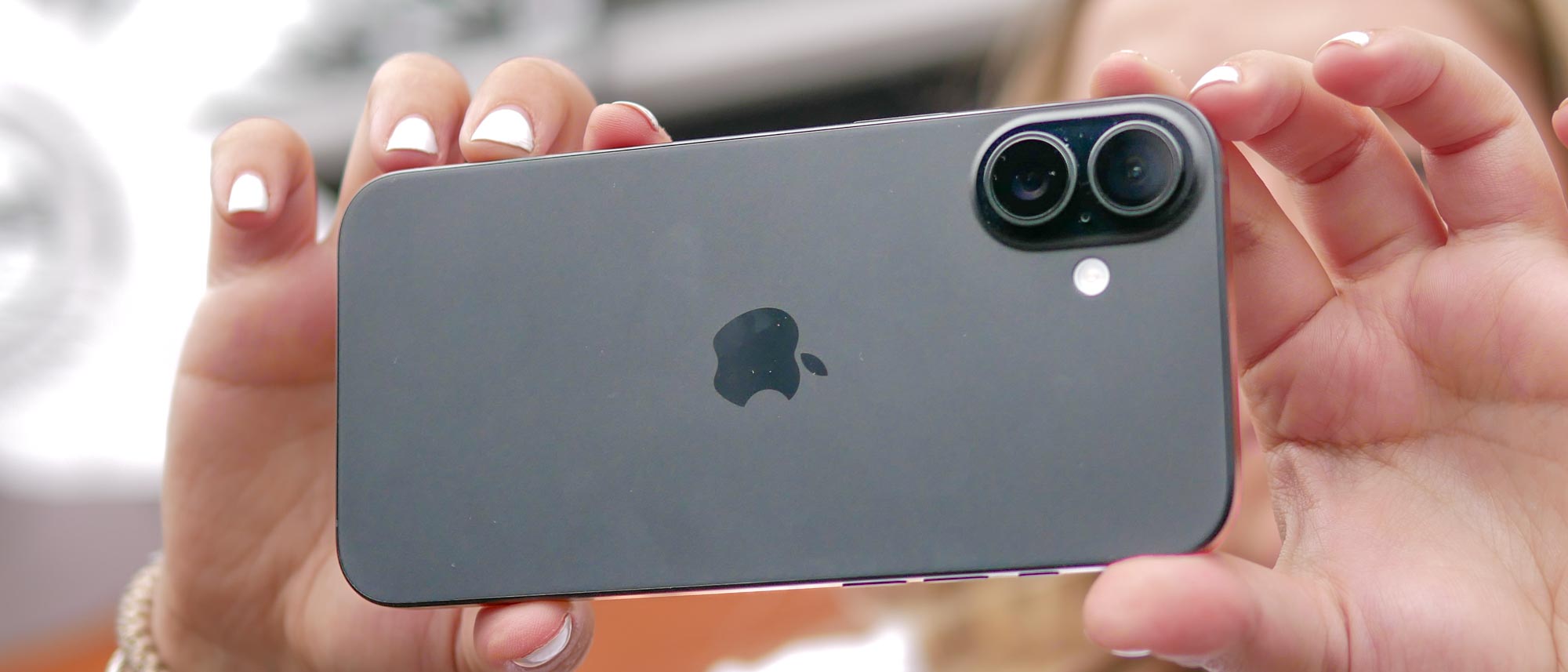 סקירה של Apple iPhone 16 Plus.