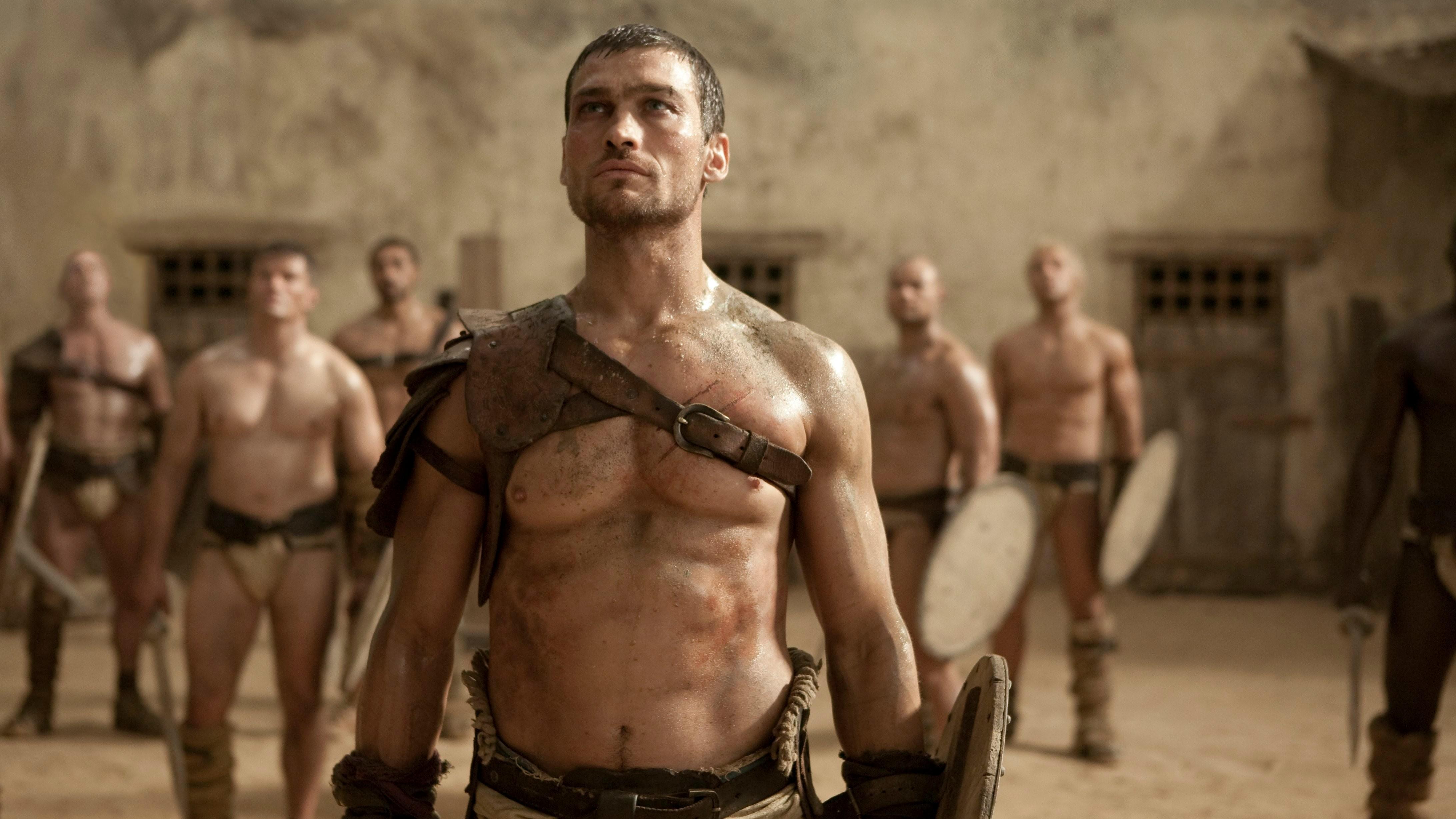 אנדי וויטפילד בהילוך גלדיאטור בסצנה מתוך & quot; spartacus: דם וחול & quot;