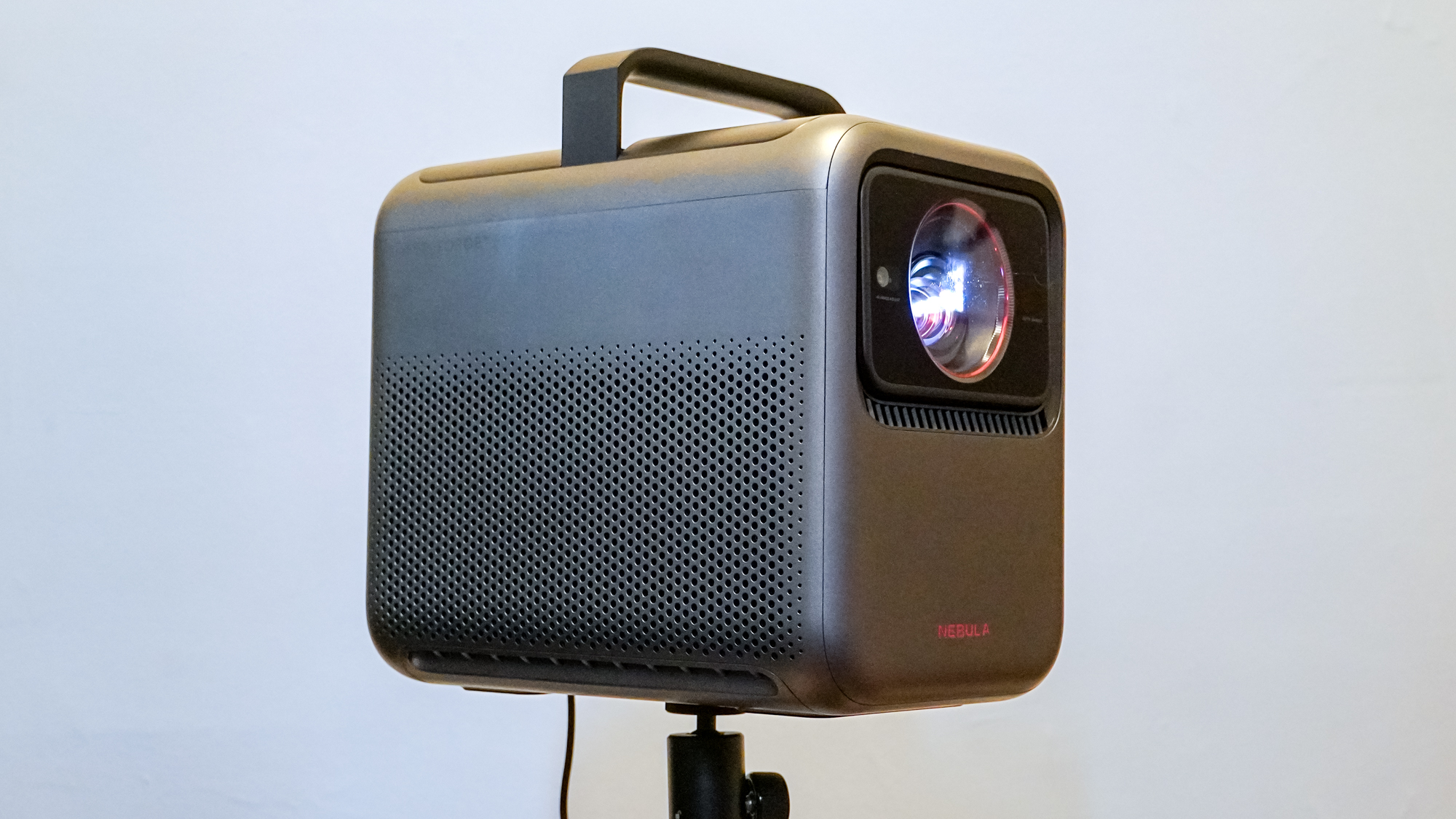 מקרן לייזר של Anker Nebula X1 על דוכן