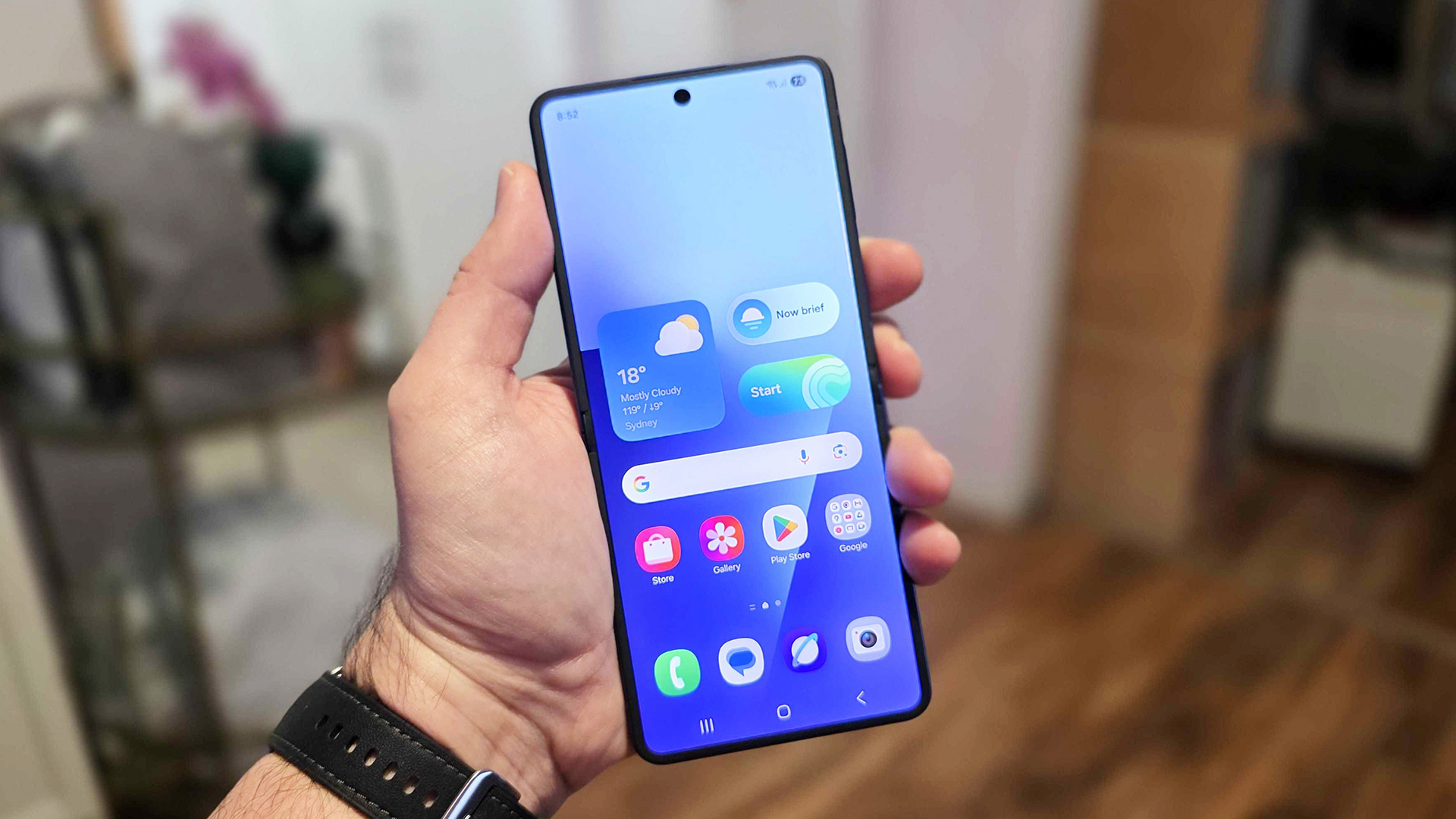 תמונה ביד של Samsung Galaxy Z Flip 7