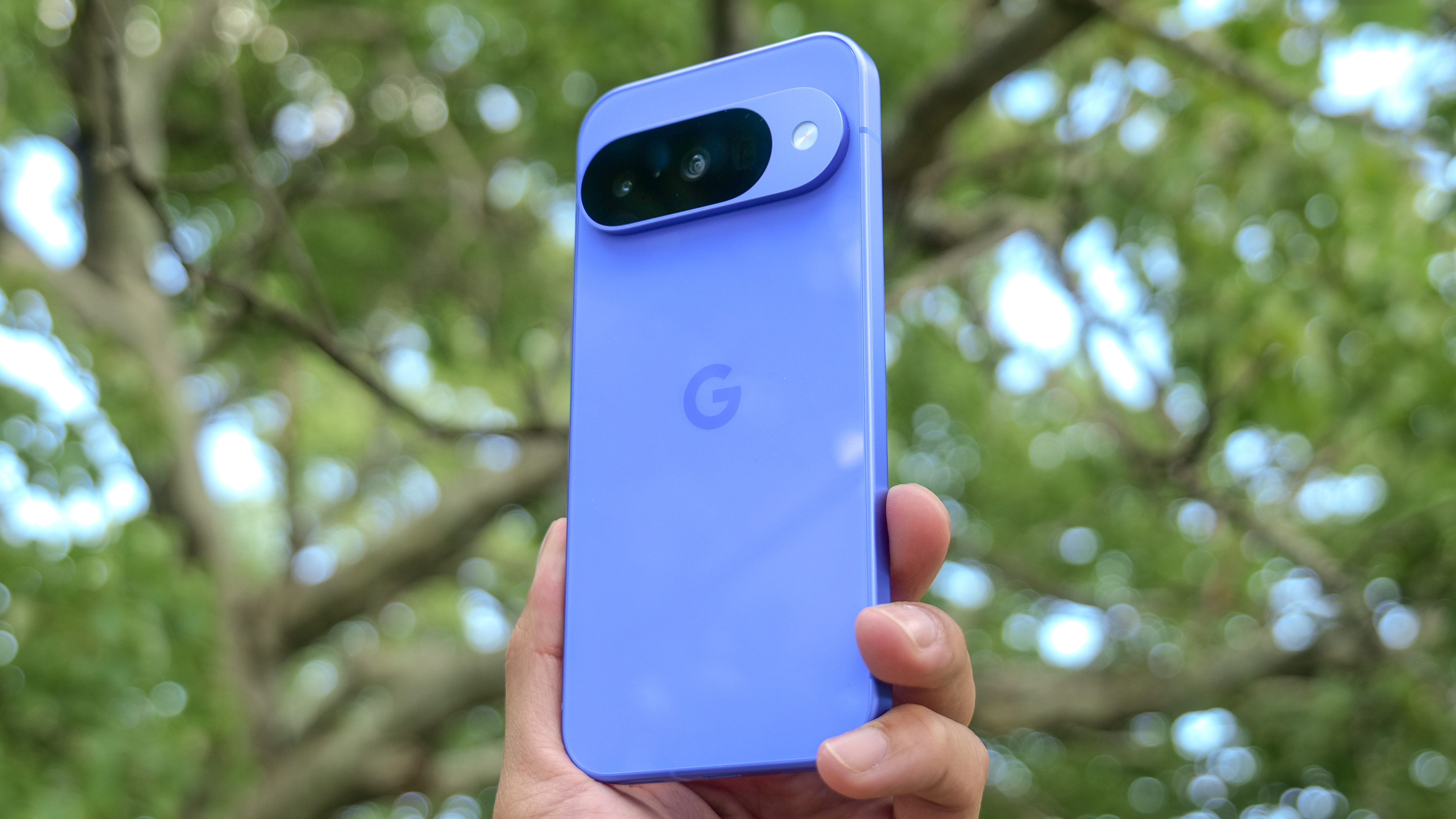 Google Pixel 10 ביד.
