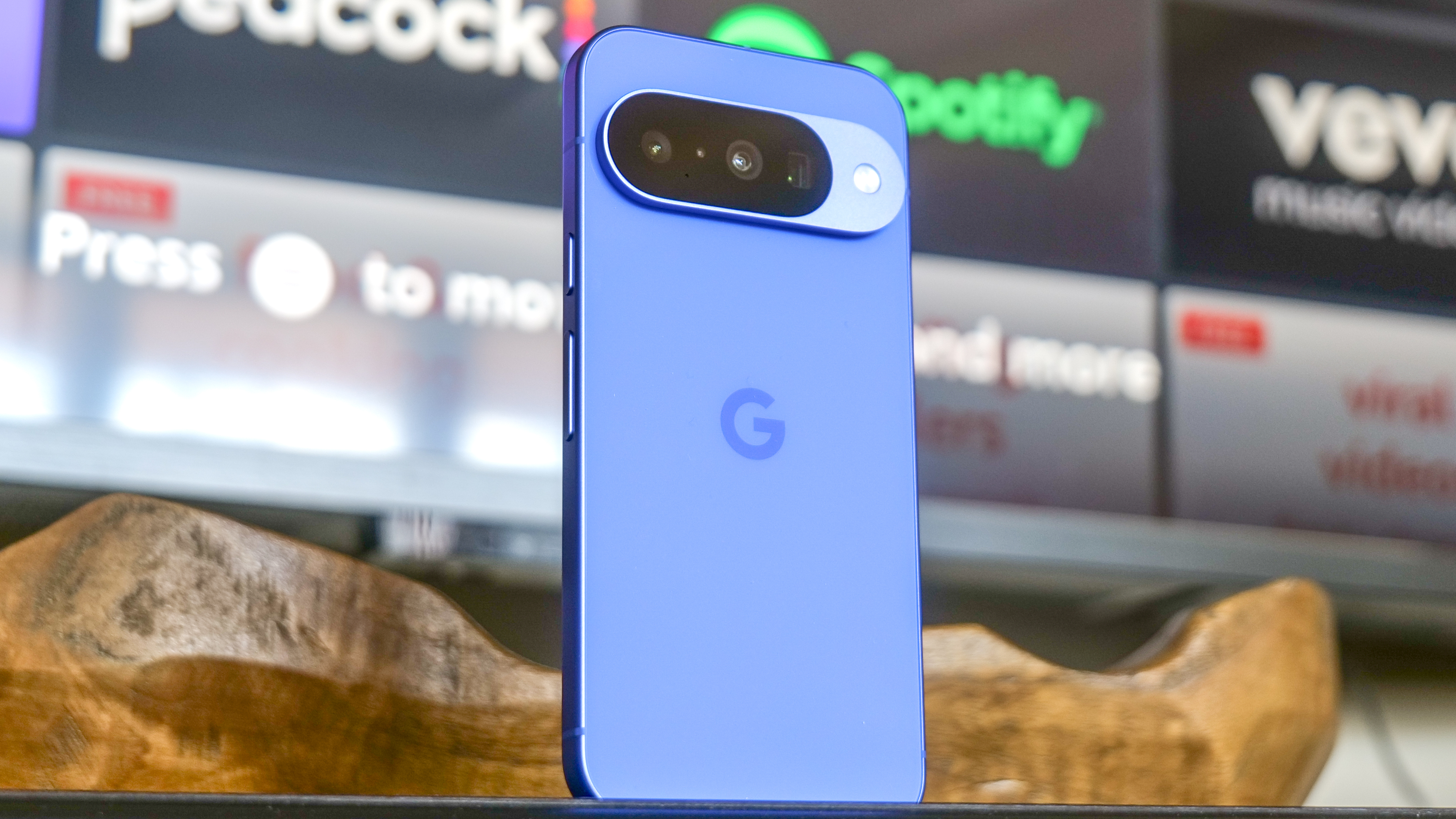 גוגל פיקסל 10 ביד.