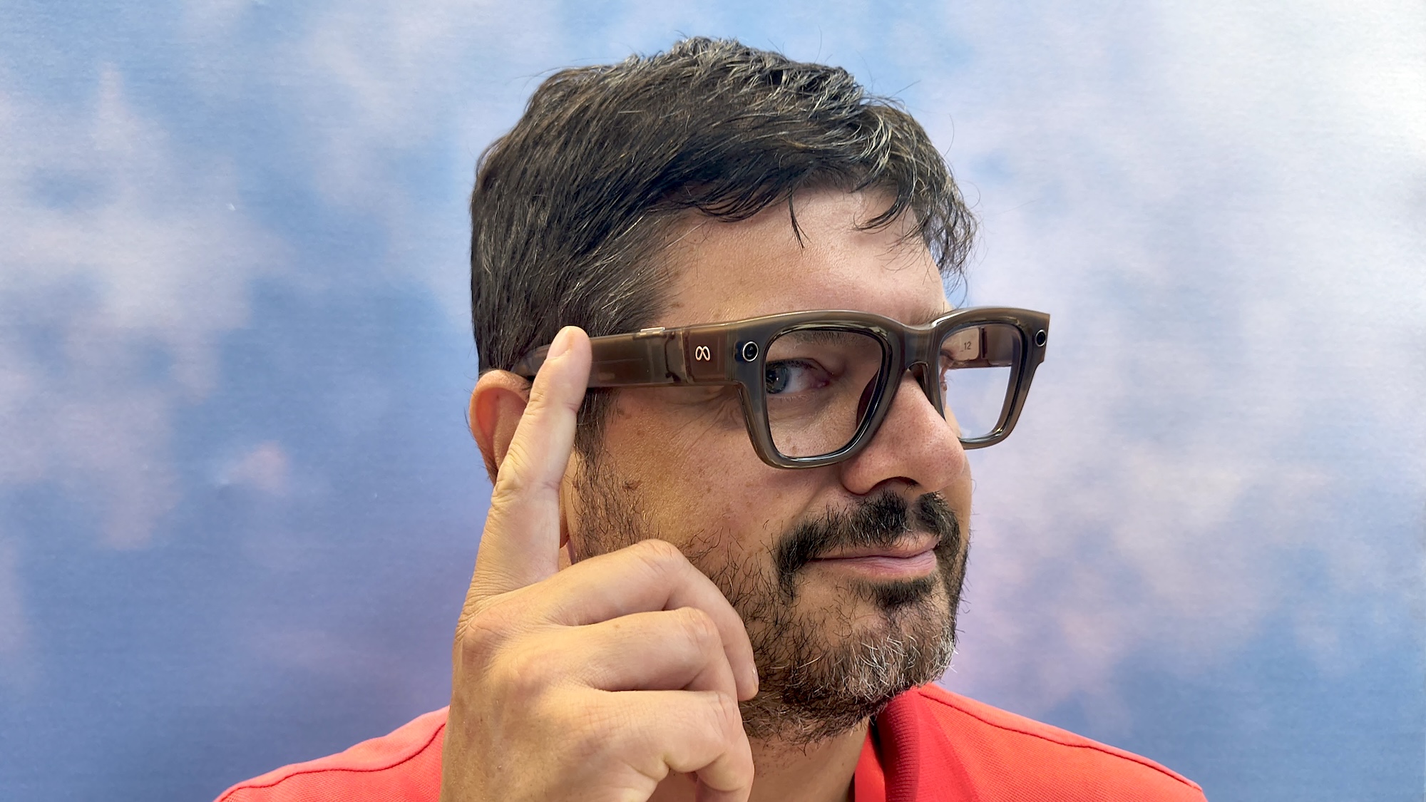 אדם לובש תצוגת איסור מטא ריי