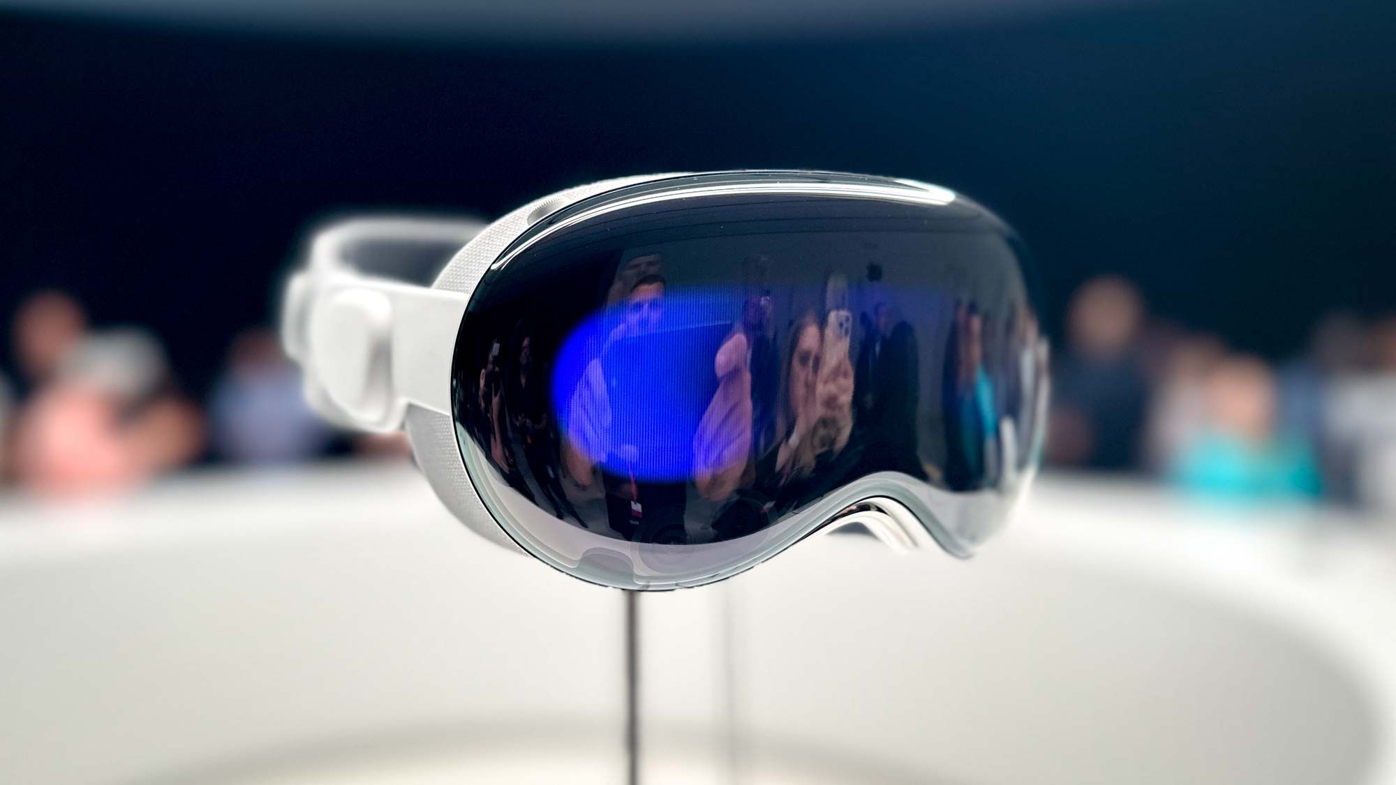 על פי הדיווחים, אפל מגרד מעקב אחר אוזניות Vision Pro לטובת משקפיים חכמים