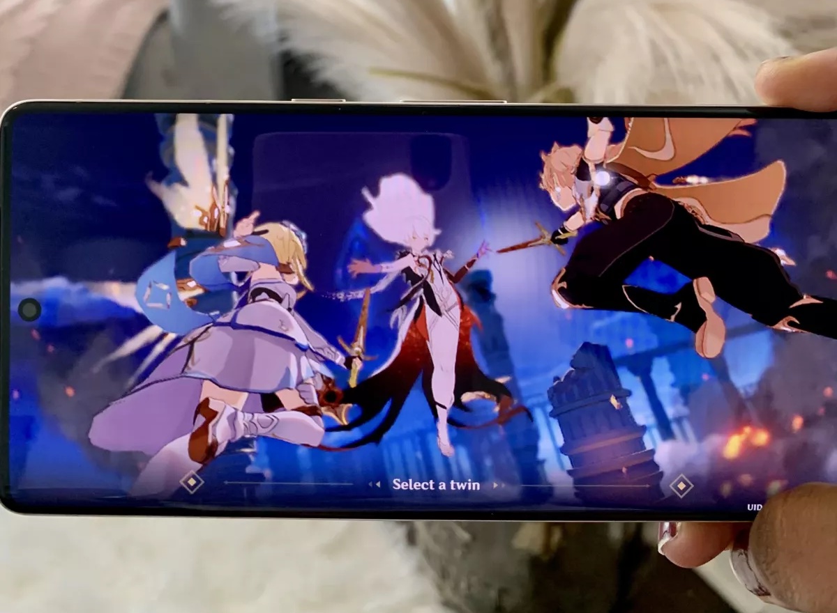 Google Pixel 7 Pro משחק Genshin Impact