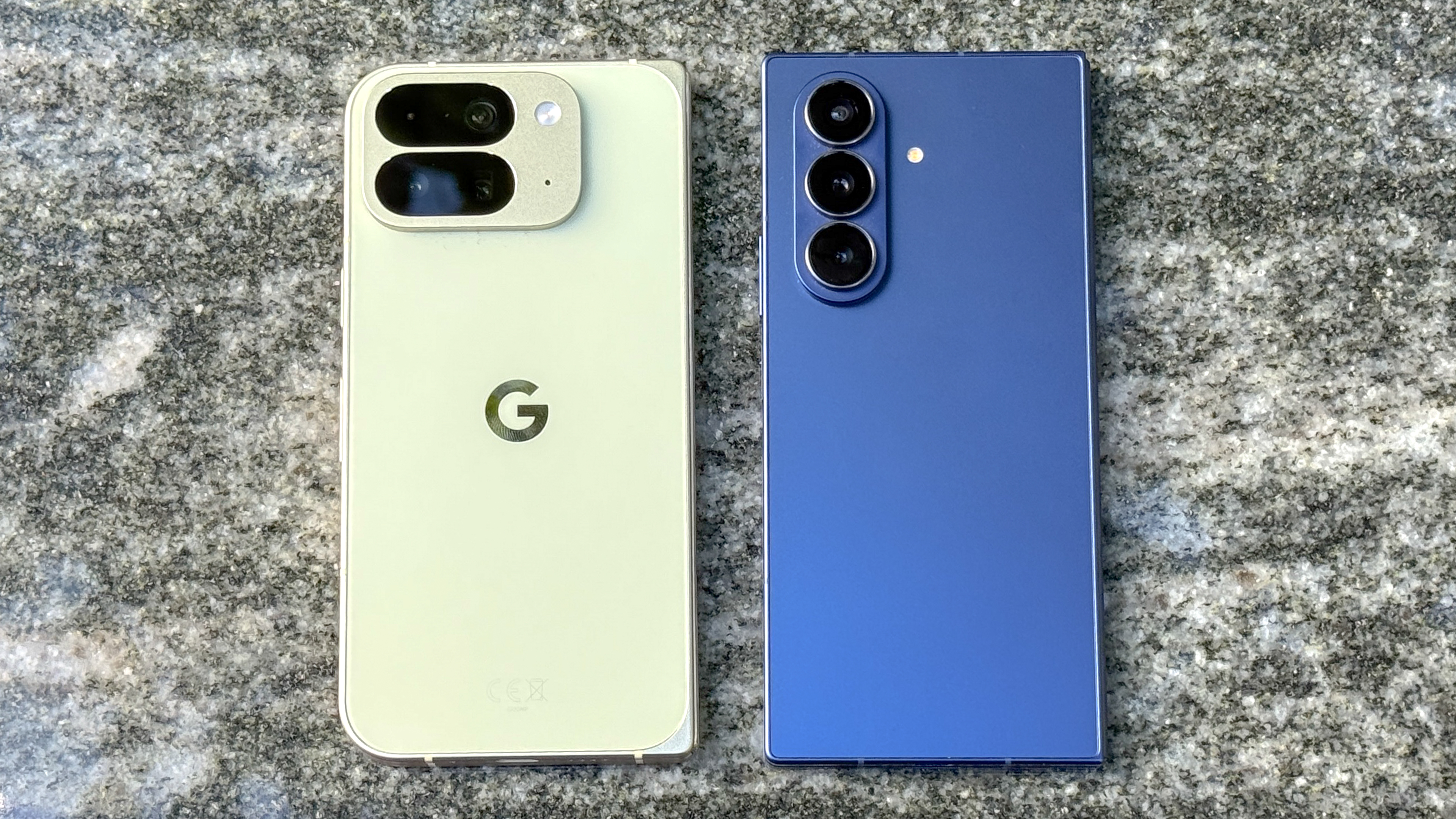 קיפול PIXEL 10 Pro מוצג ביד