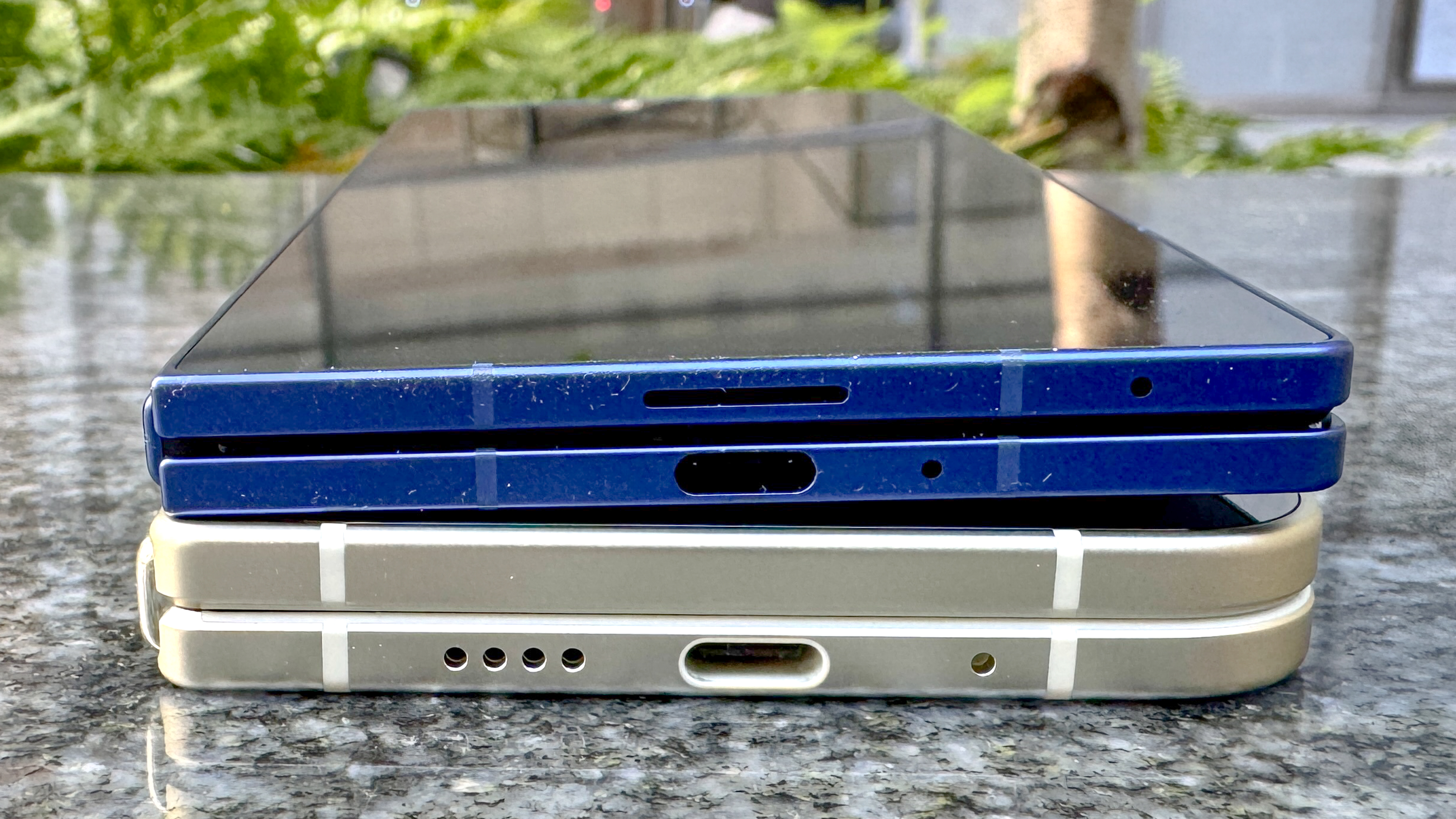 קיפול PIXEL 10 Pro מוצג ביד