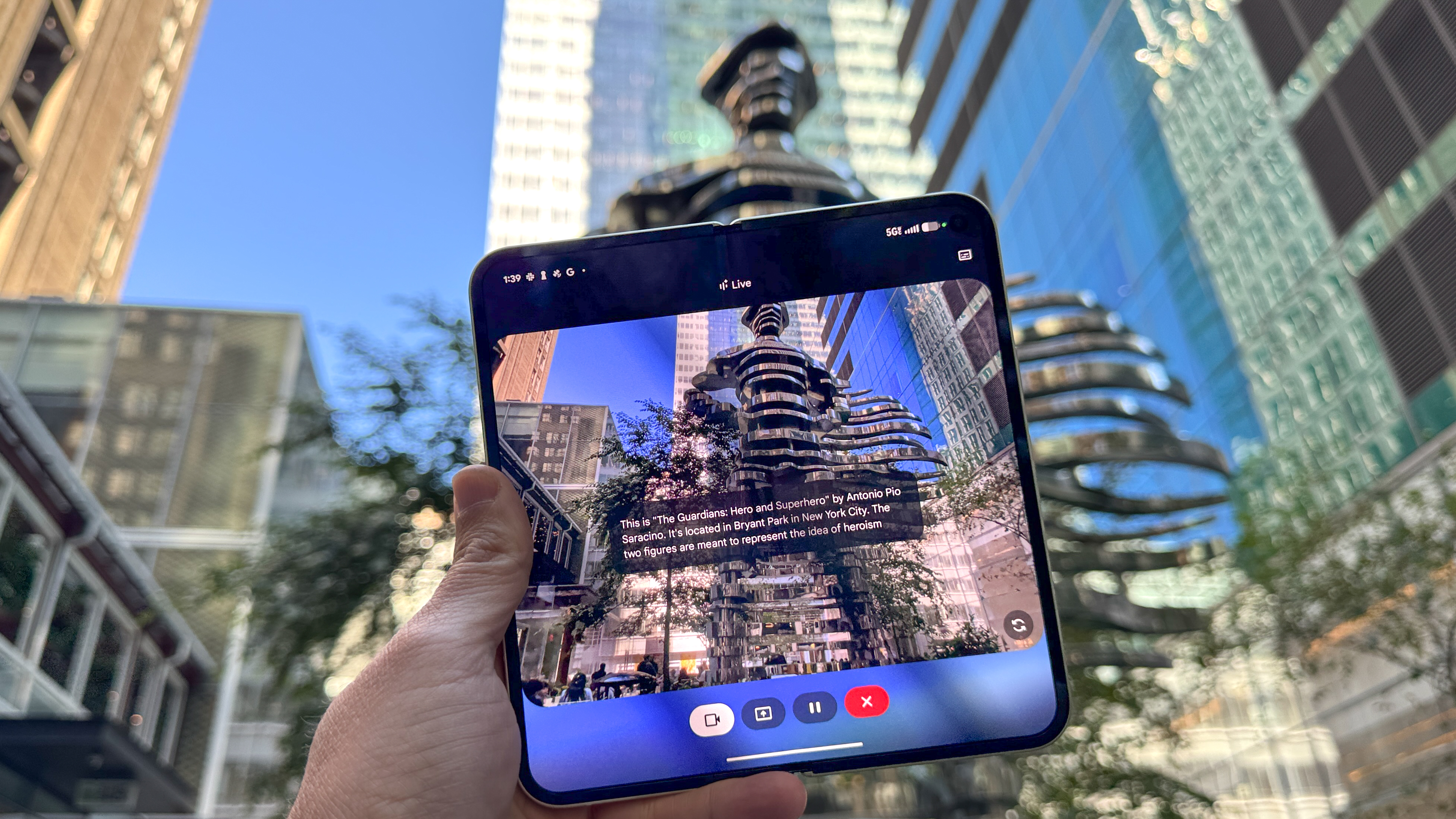 קיפול PIXEL 10 Pro מוצג ביד