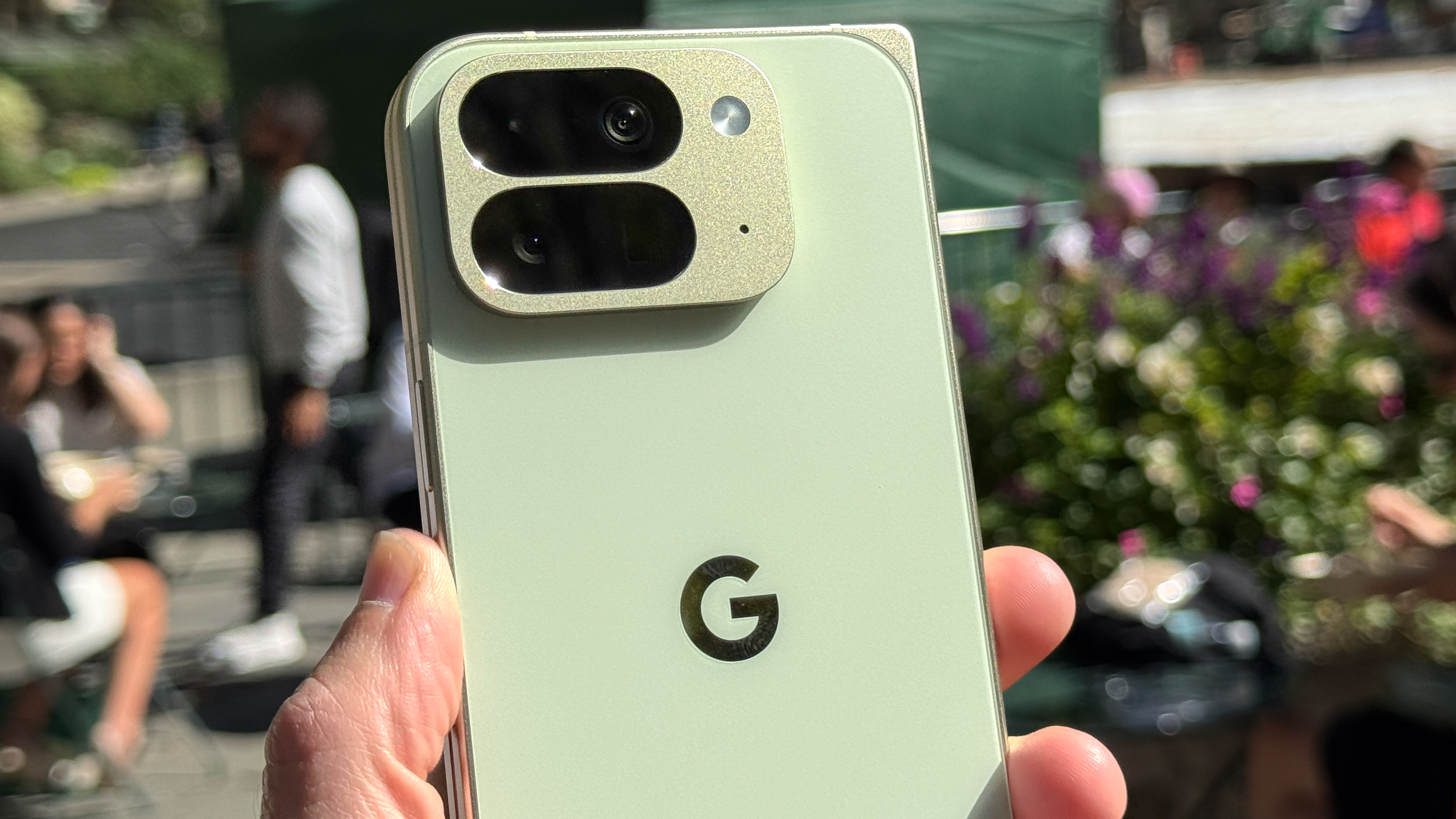 קיפול PIXEL 10 Pro מוצג ביד