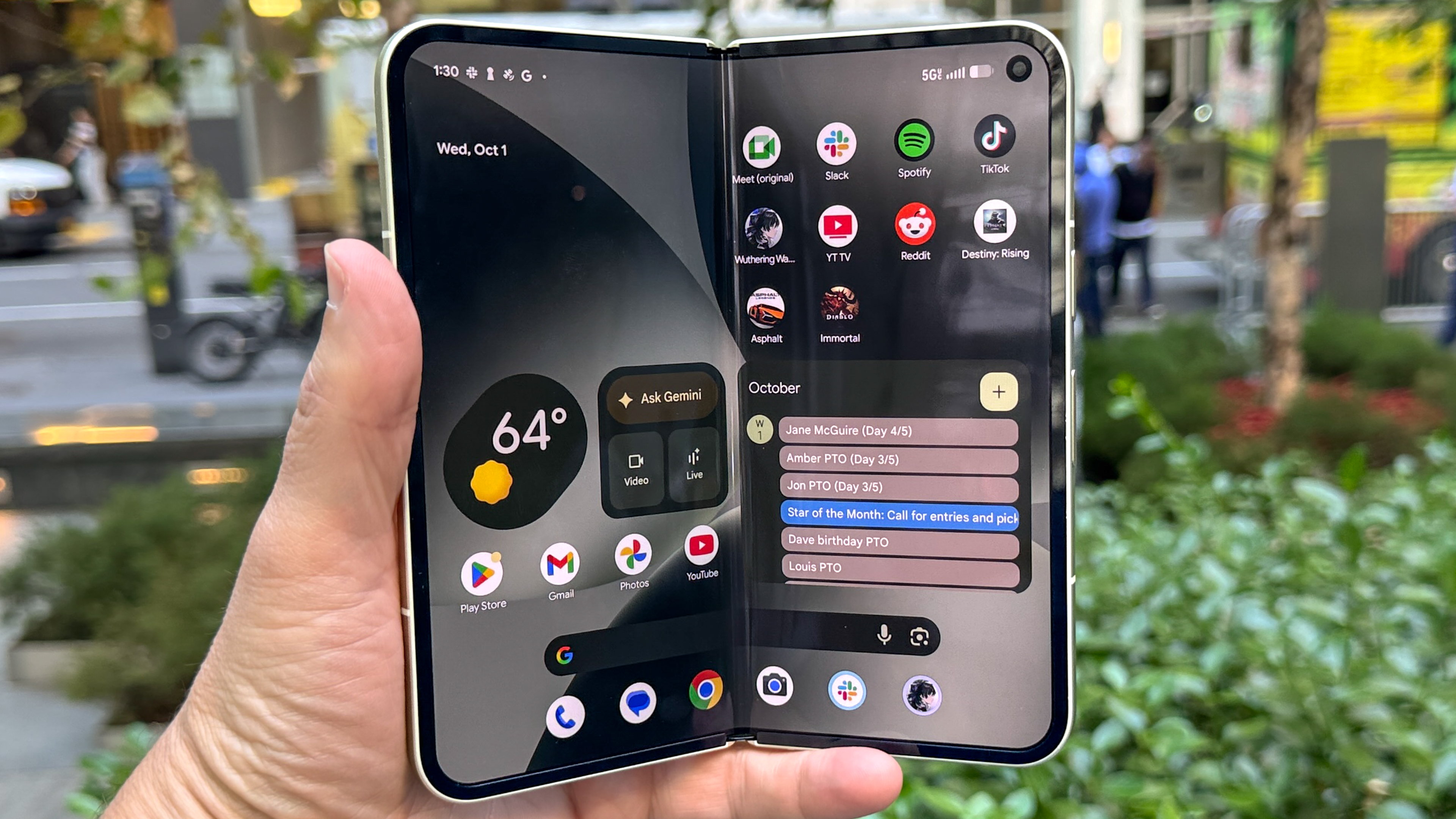 קיפול PIXEL 10 Pro מוצג ביד