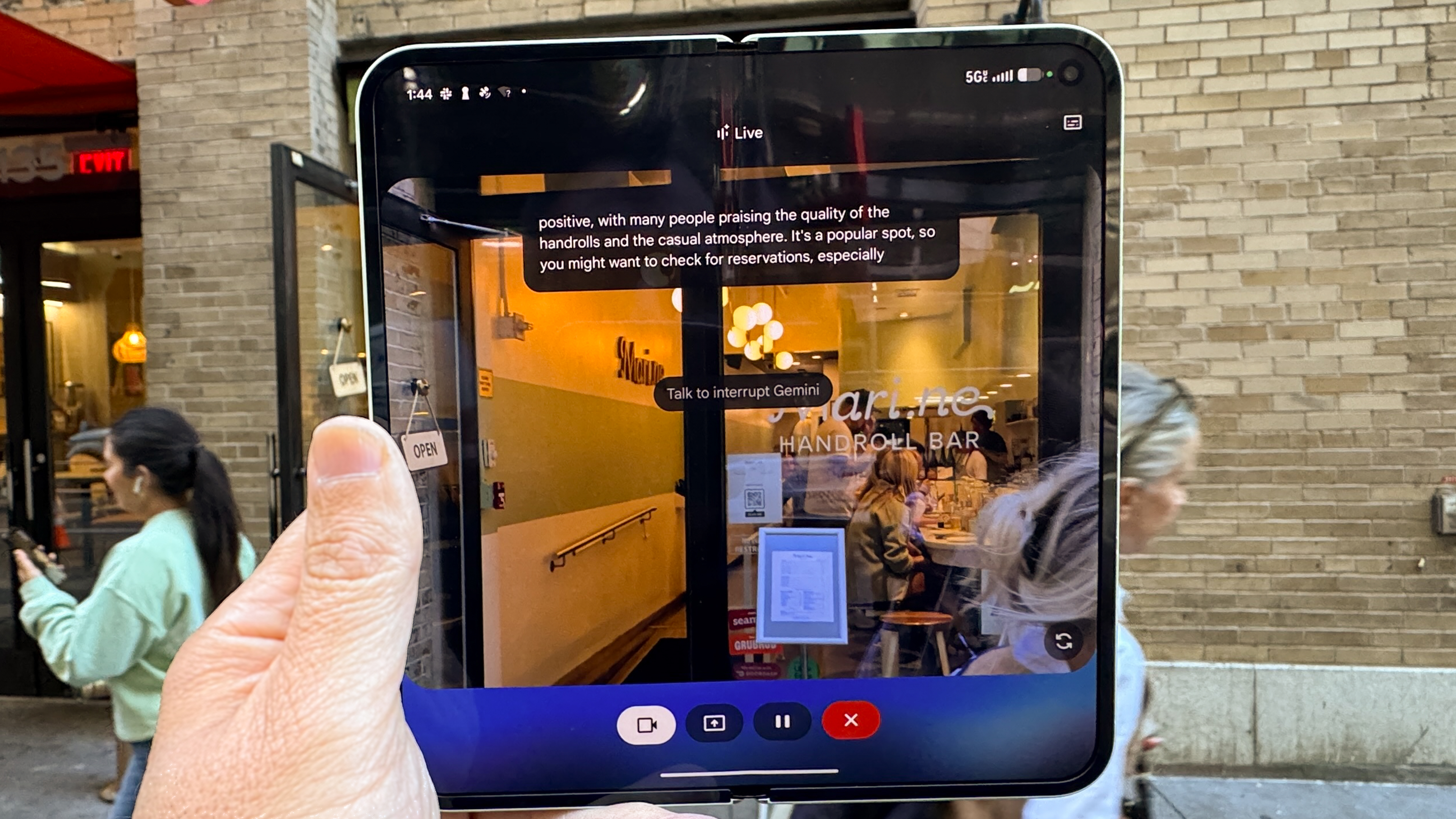 קיפול PIXEL 10 Pro מוצג ביד