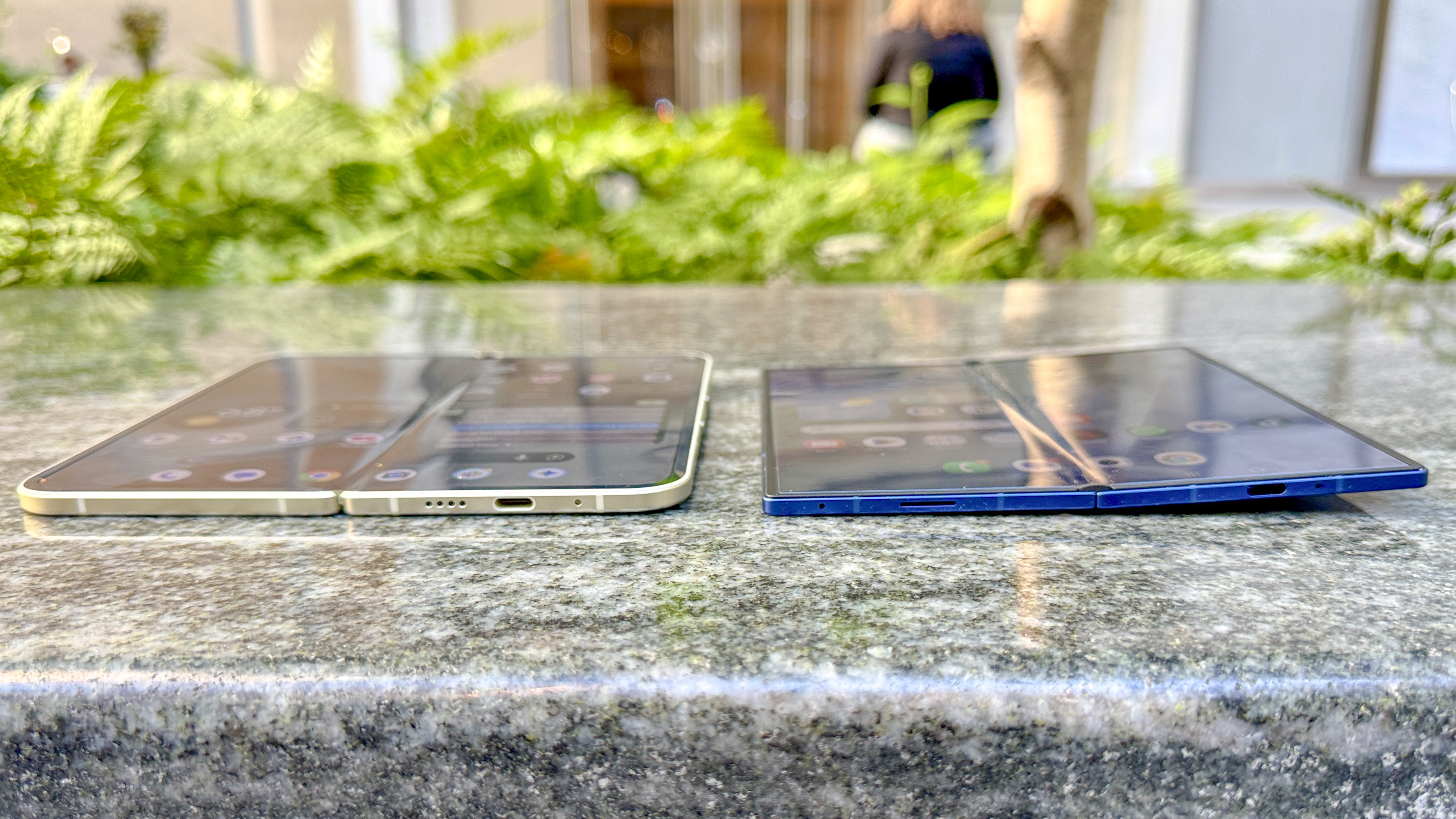קיפול PIXEL 10 Pro מוצג ביד