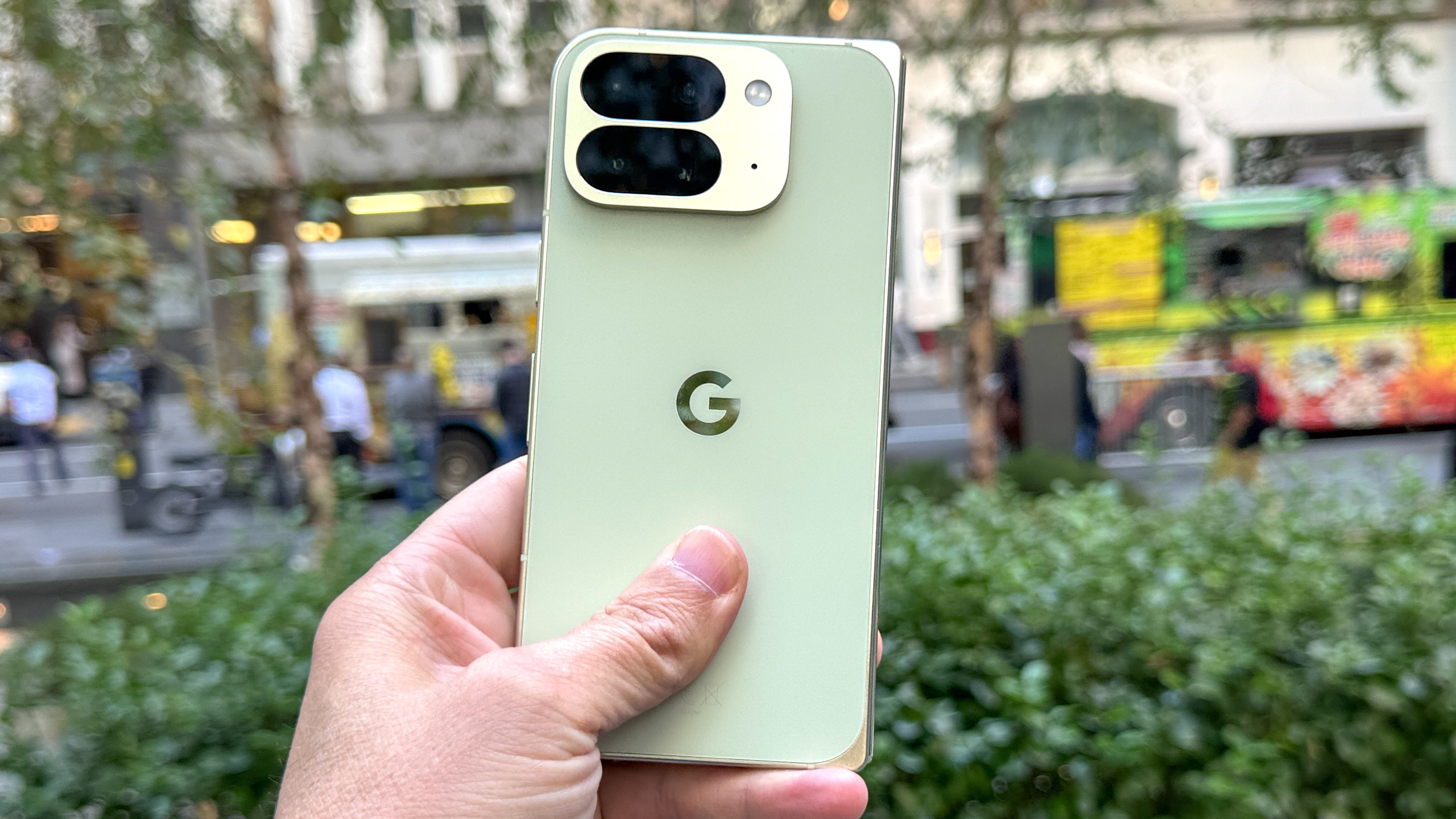 קיפול PIXEL 10 Pro מוצג ביד