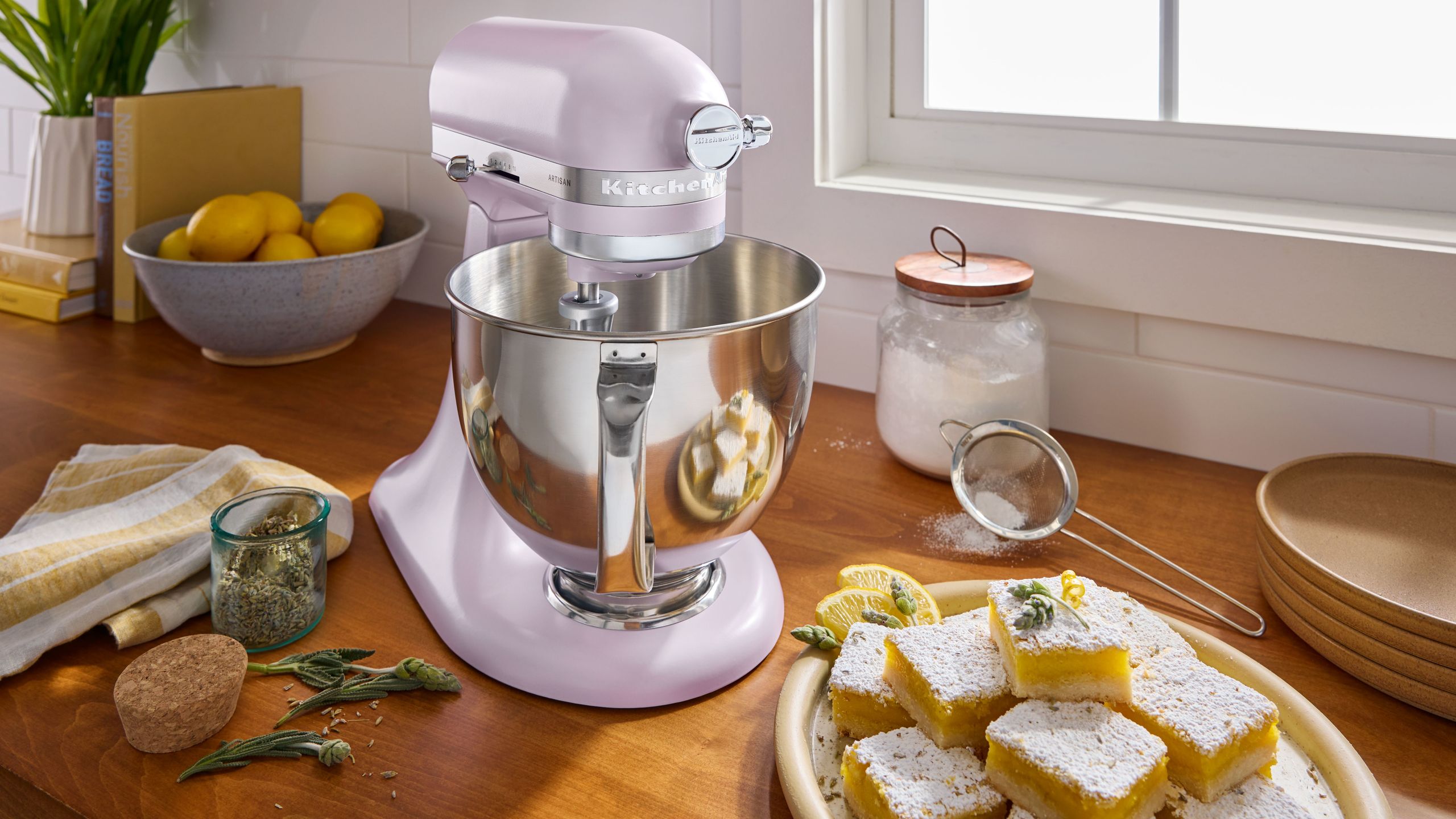 הצבע החדש של KitchenAid למיקסר העמדות האייקוניות שלו הוא החביב עלי עדיין - הנה הסיבה