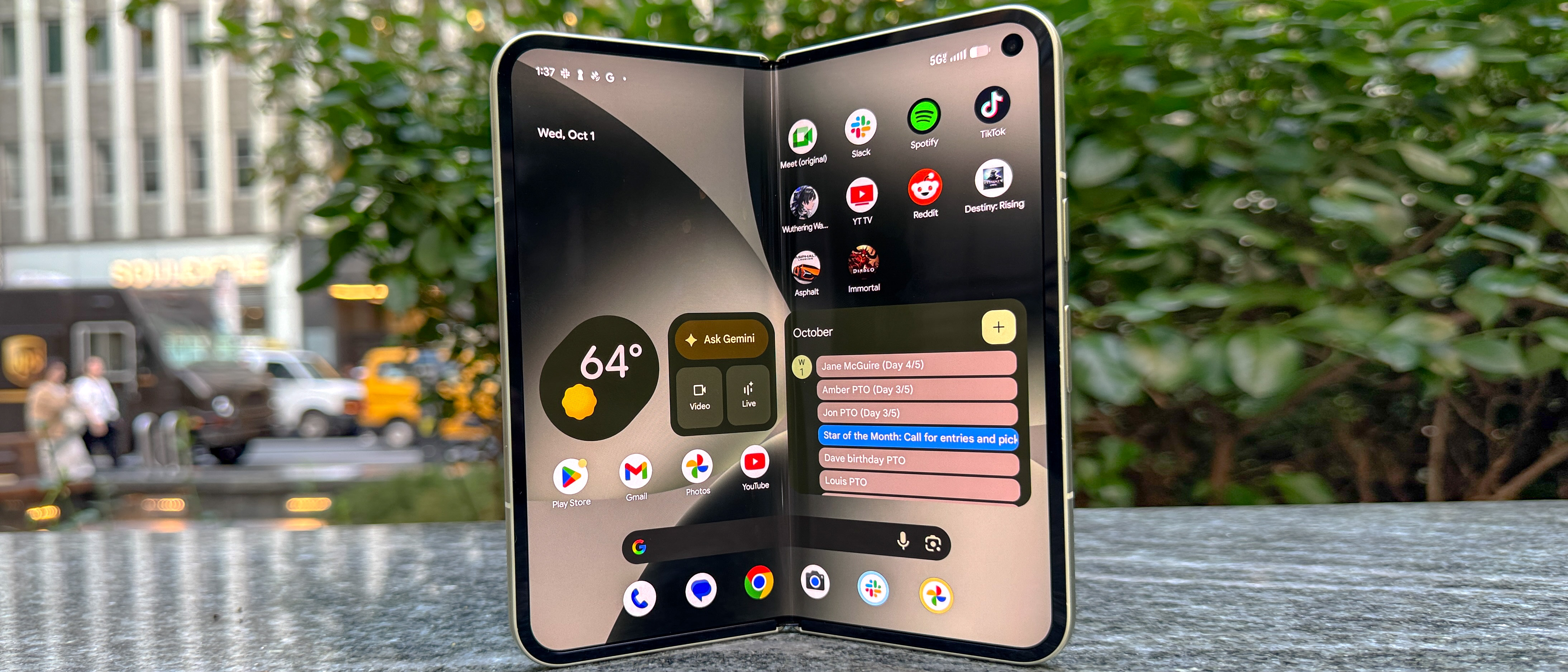 קיפול PIXEL 10 Pro מוצג ביד
