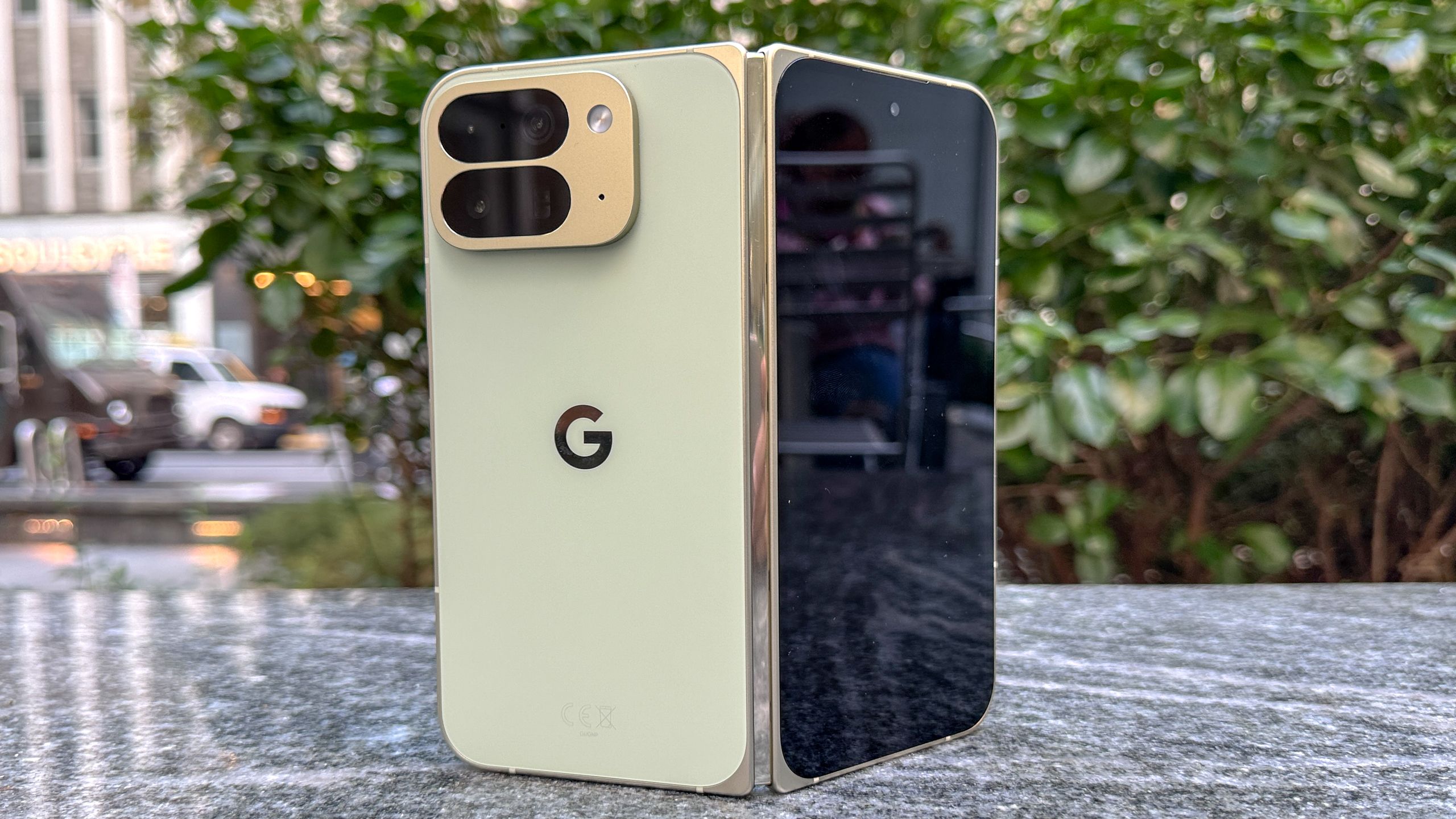 גוגל בדיוק חשפה כיצד Pixel 10 Pro מכה את Galaxy Z Fold 7 על עמידות
