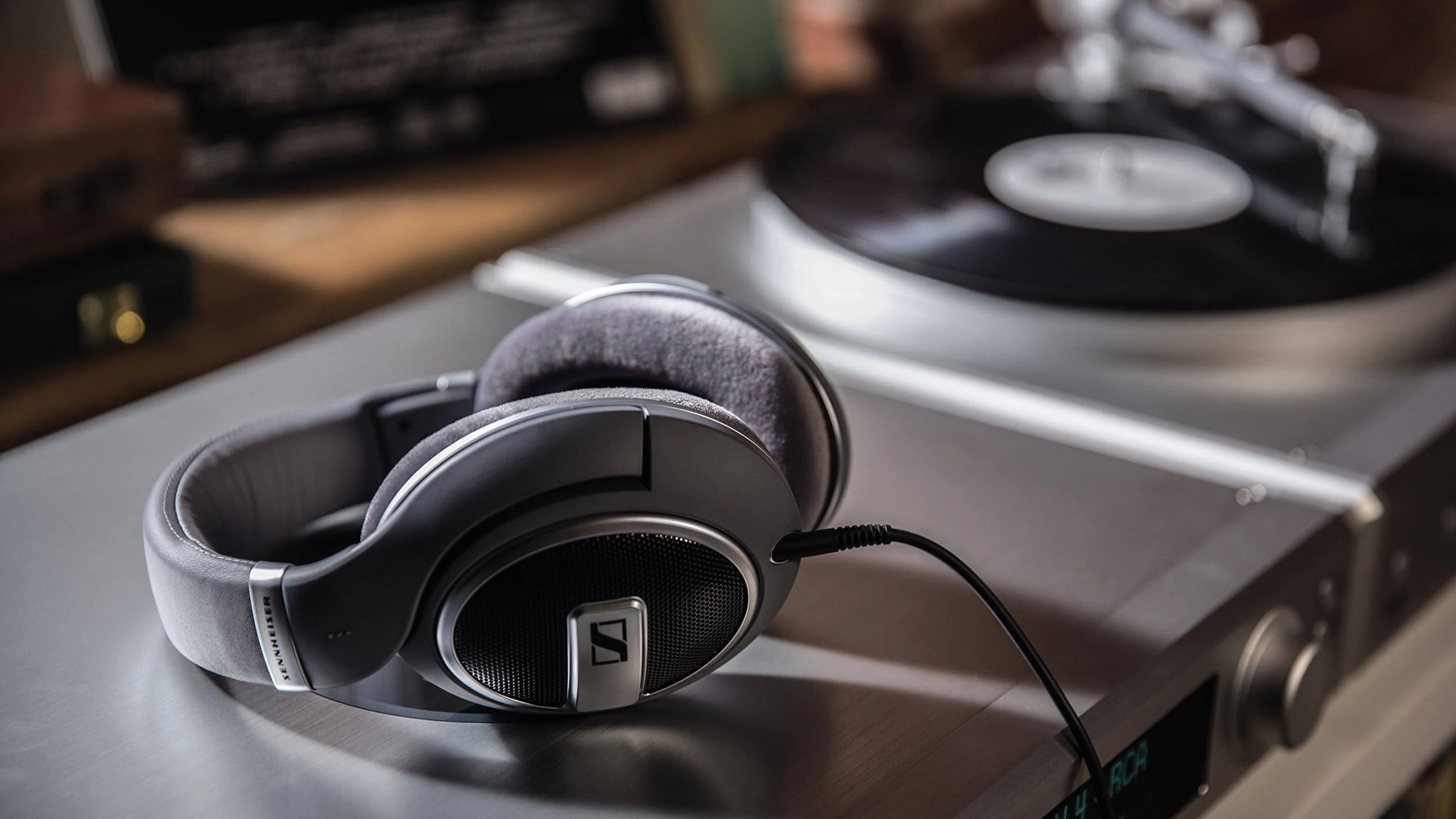 ה- Sennheiser HD 599 SE הם אוזניות טובות ברצינות עבור חובבי שמע רציניים.
