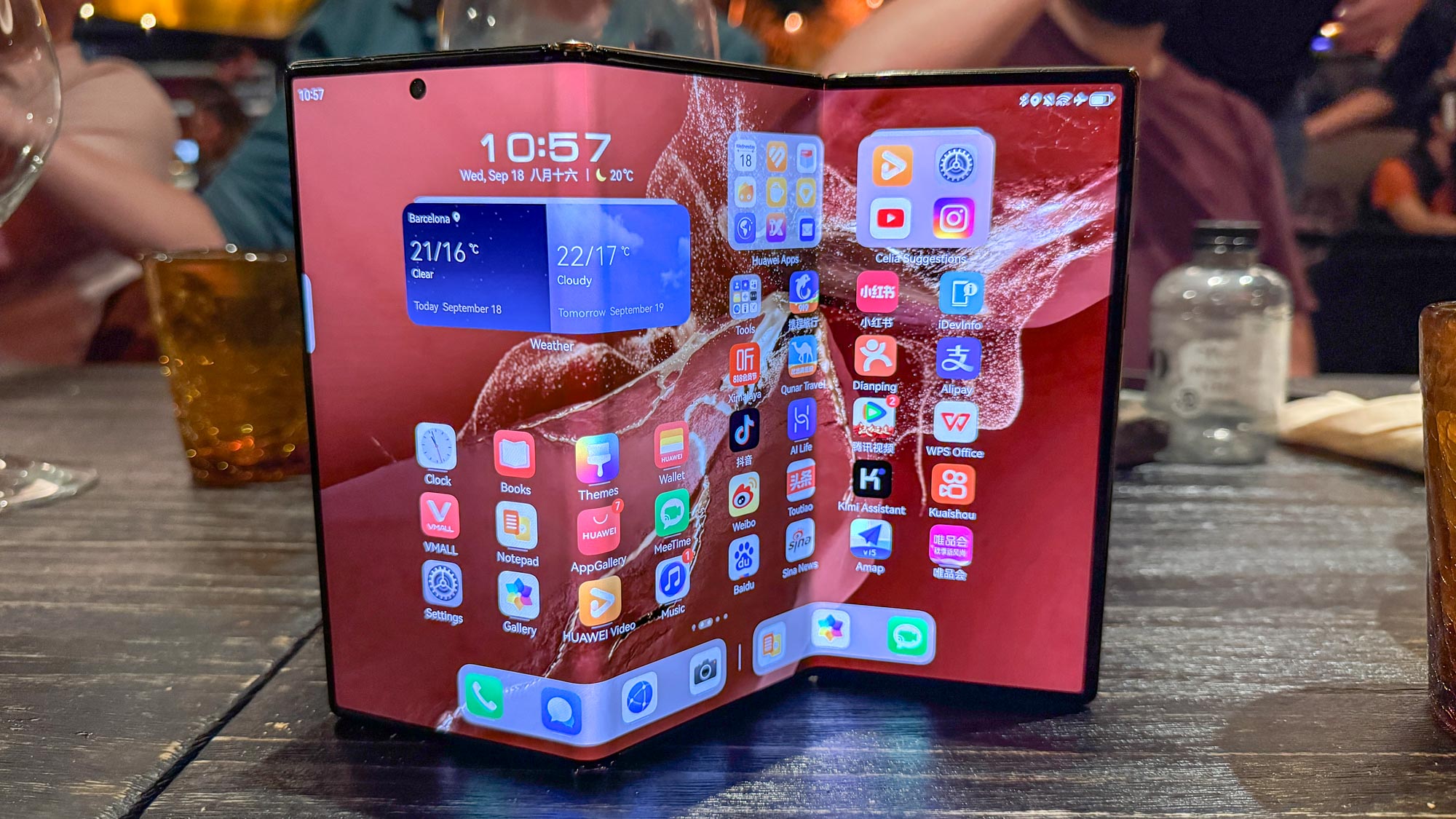 Huawei Mate XT עיצוב אולטימטיבי על השולחן